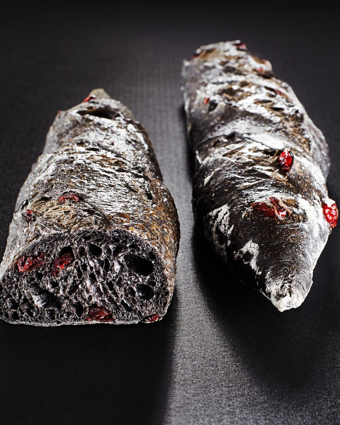 Pane Nero - das schwarze Wei&szlig;brot- mit  Sepia und fruchtigen Canberries 😋- am besten f&uuml;r Weihnachten und Silvester vorbestellen! Ihr bekommt das Pane Nero von Mo.,22.12. bis Mi. 24. 12. und von Mo.26.12 bis Mi. 31.12. in unseren Gesch&aum