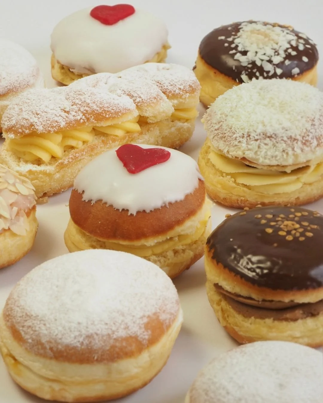 Rapunzel, Rotk&auml;ppchen, der B&ouml;se Wolf und viele mehr. 11 verschiedene Krapfensorten warten auf dich -  m&auml;rchenhaft gut!😋

#B&auml;ckereiBr&auml;uer #B&auml;ckerei #m&uuml;hlviertlernaturb&auml;cker #derBrotschafter #100BROTzentig #keks