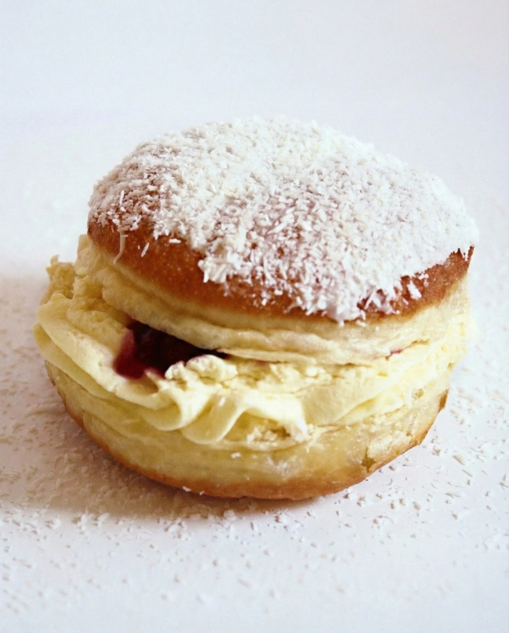 Krapfen der Woche: Schneewittchen und Froschk&ouml;nig  Unser Schneewittchen-Krapfen schmeckt m&auml;rchenhaft mit wei&szlig;er Parisercreme und Erdbeerf&uuml;lle 👸- und der Froschk&ouml;nig-Krapfen verzaubert  mit einem Herz aus feiner Pistaziencre