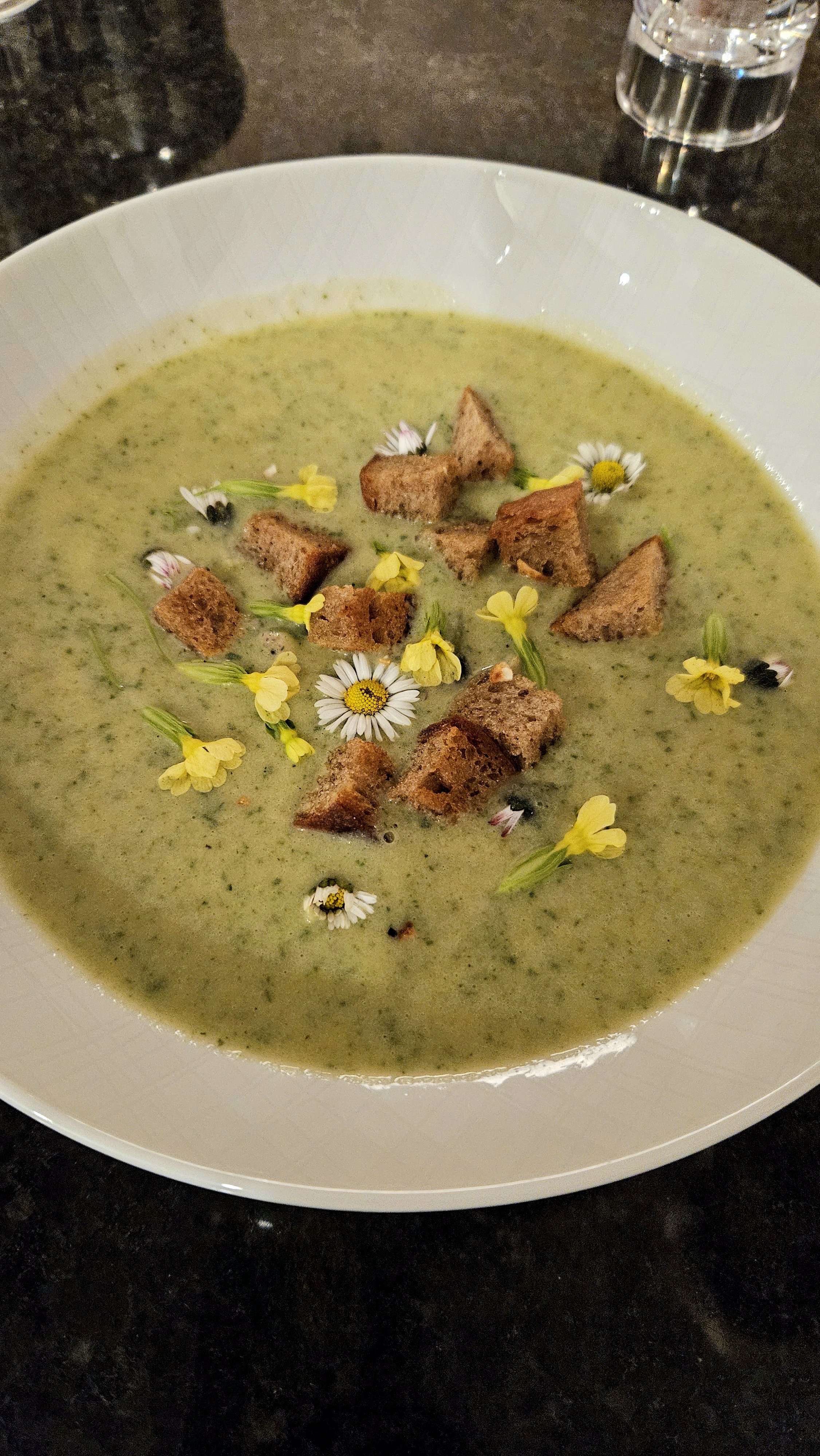 Frühlingskräutersuppe mit Brotcroutons