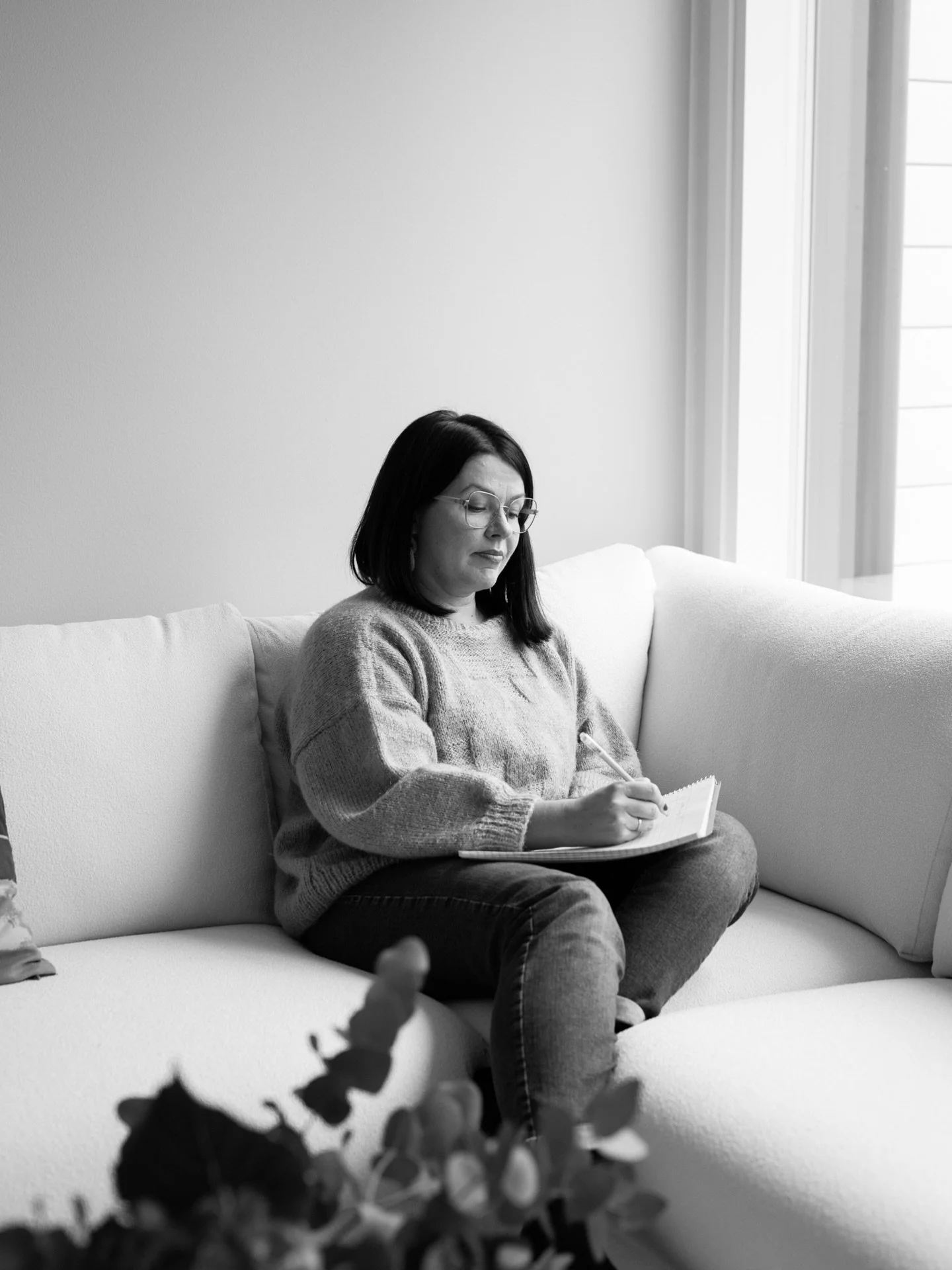 Istuin syksyll&auml; -19 &auml;rr&auml;n parkkiksella kirjaimellisesti r&auml;k&auml; poskella ja itku silm&auml;ss&auml; ja viestitin yst&auml;v&auml;lle, ett&auml; en jaksa. Olin ihan rikkipoikki. 

Olin palannut t&ouml;ihin 3- ja 1-vuotiaiden &aum