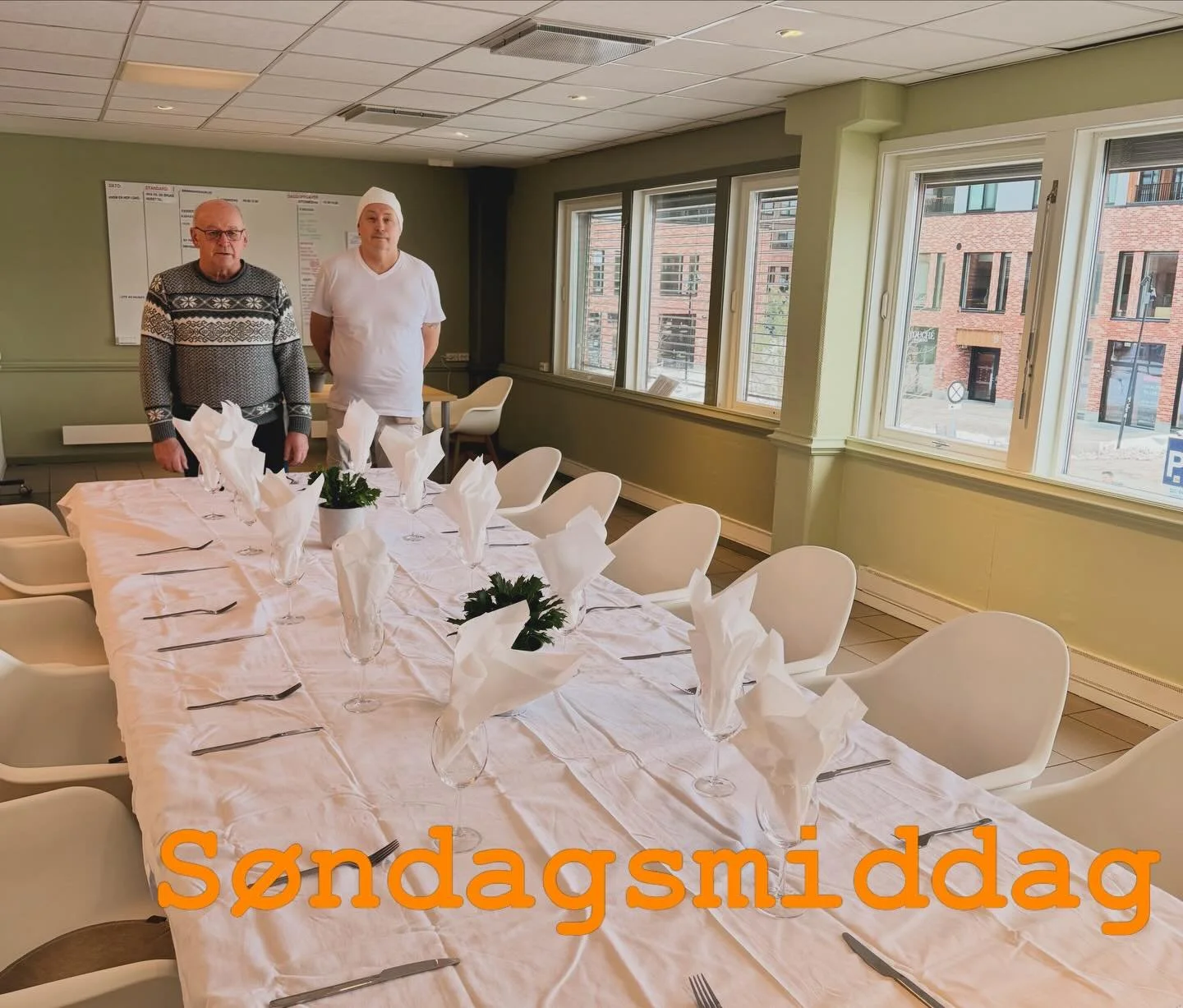 S&oslash;ndagsmiddag p&aring; huset. Kylling chop suey med panna cotta til dessert.
#fontenehusetlillestr&oslash;m