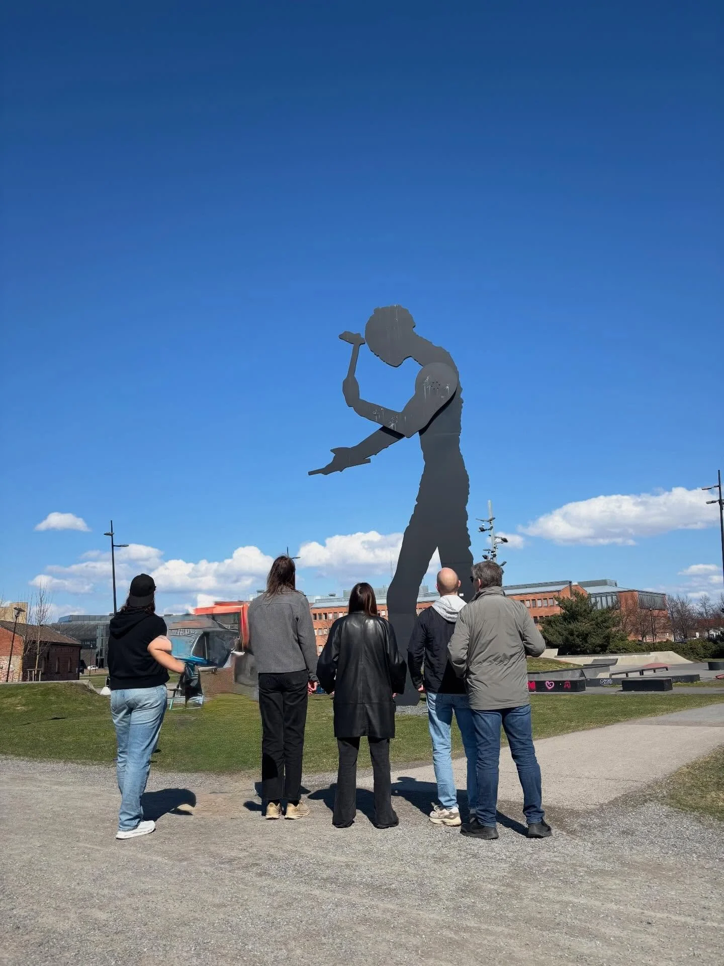 Aktiv lunsj kombineres med kultur og skulpturer i dag. Lillestr&oslash;m har mye &aring; by p&aring;.

#hammeringman 
#hammeringmanlillestr&oslash;m 
#fontenehusetlillestr&oslash;m 
#aktivlunsj 
#yestoall