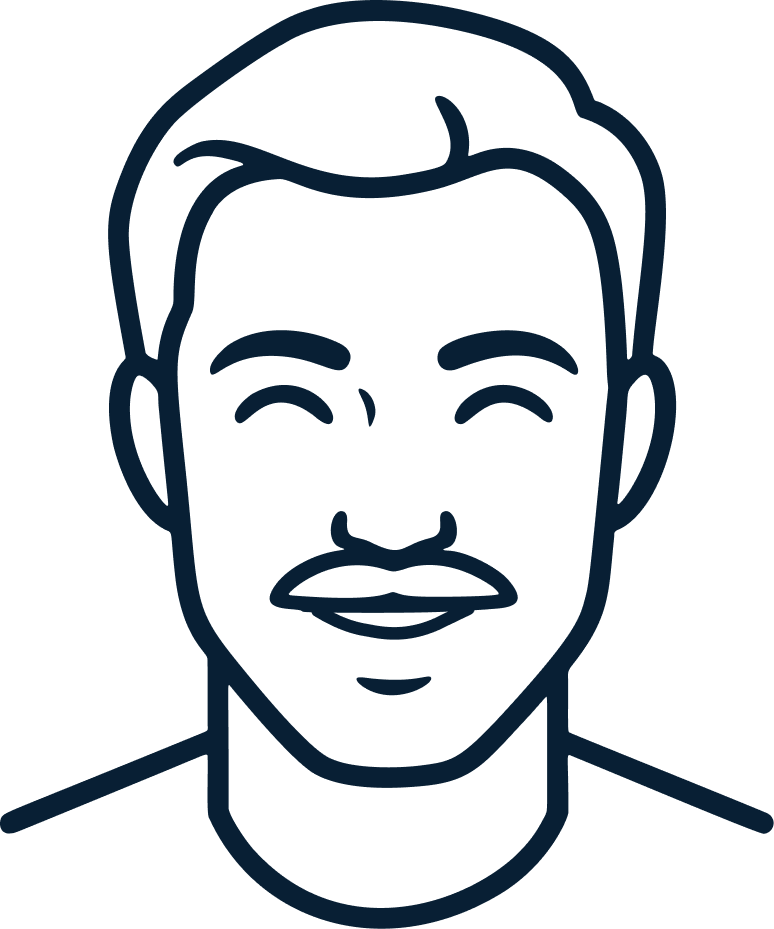 Ritratto di una persona sorridente con barba e capelli corti.