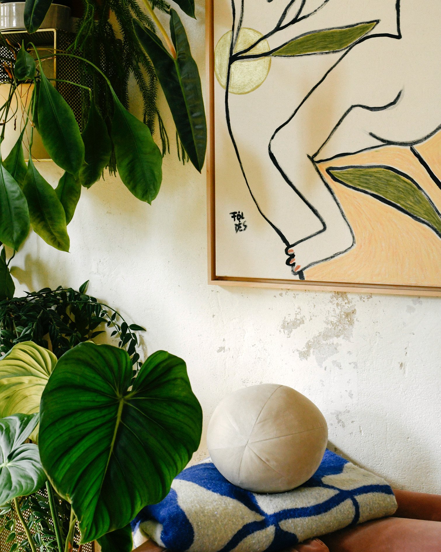 Philodendron und tropisches Blattwerk neben gerahmten Kunstwerken und Lounge-Sitzgelegenheiten, um das Erlebnis der Gäste zu verbessern.