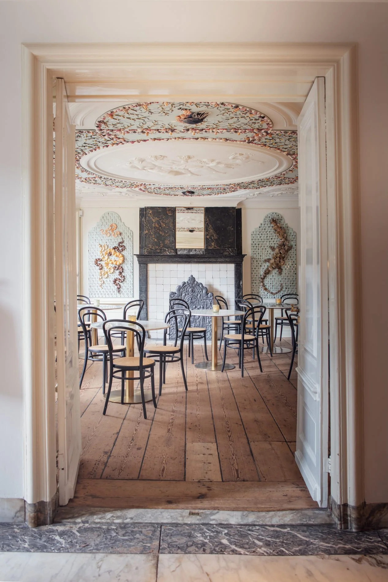 The ceilings and walls of the garden room of Bar Vasari are decorated with sea shells. Photo: © Tim Mintiens
