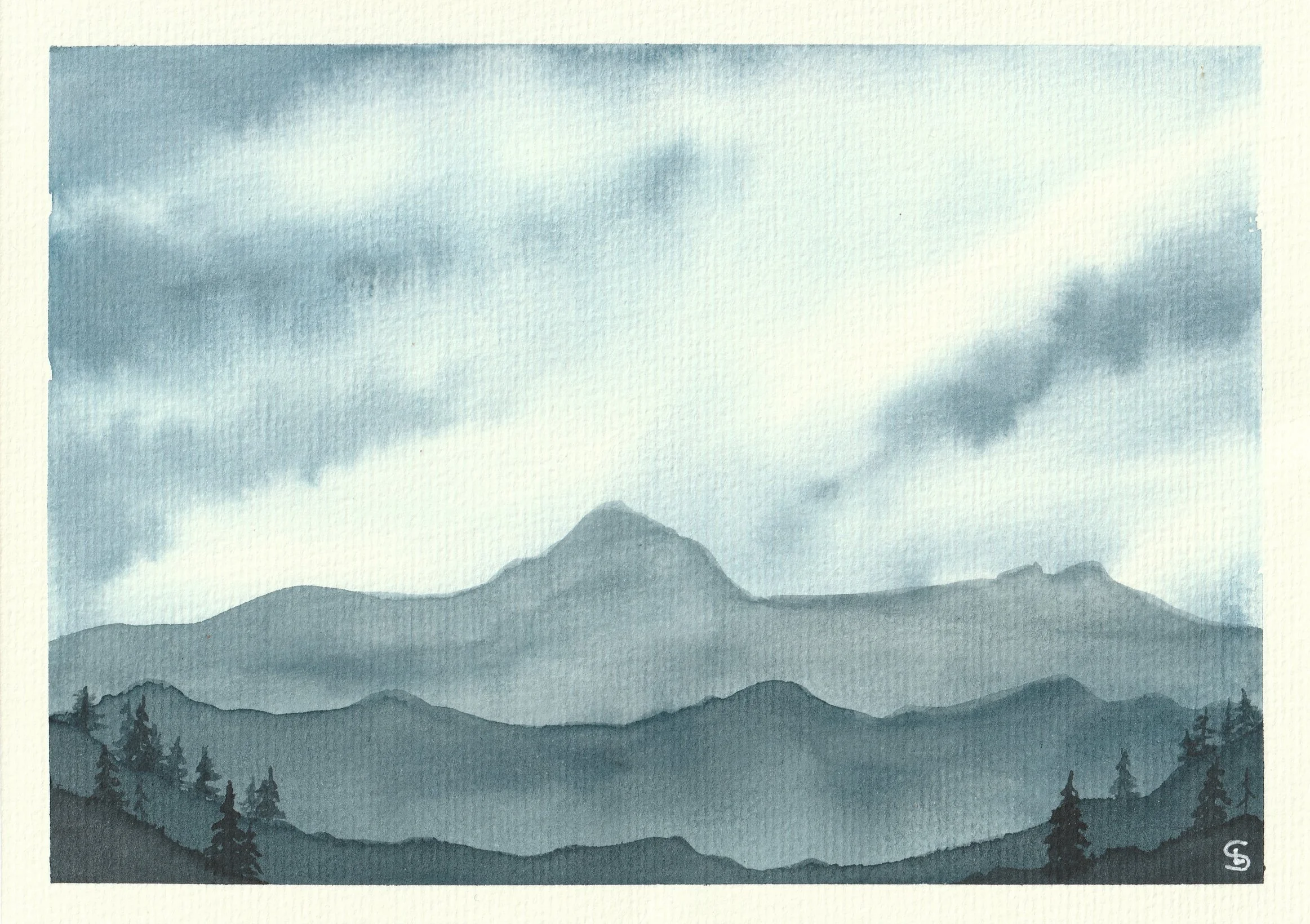 Eine Aquarellmalerei von Bergen in Grautönen mit Wolken am Himmel und Tannen im Vordergrund.
