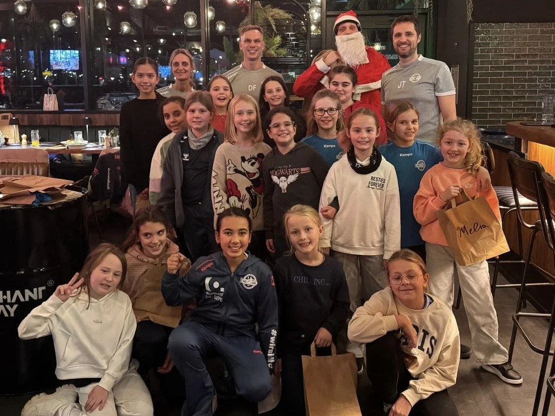 Luchse in Weihnachtsstimmung 🦊🔵⚪🎄✨ – Weibliche E-Jugend feiert im OUTBACK