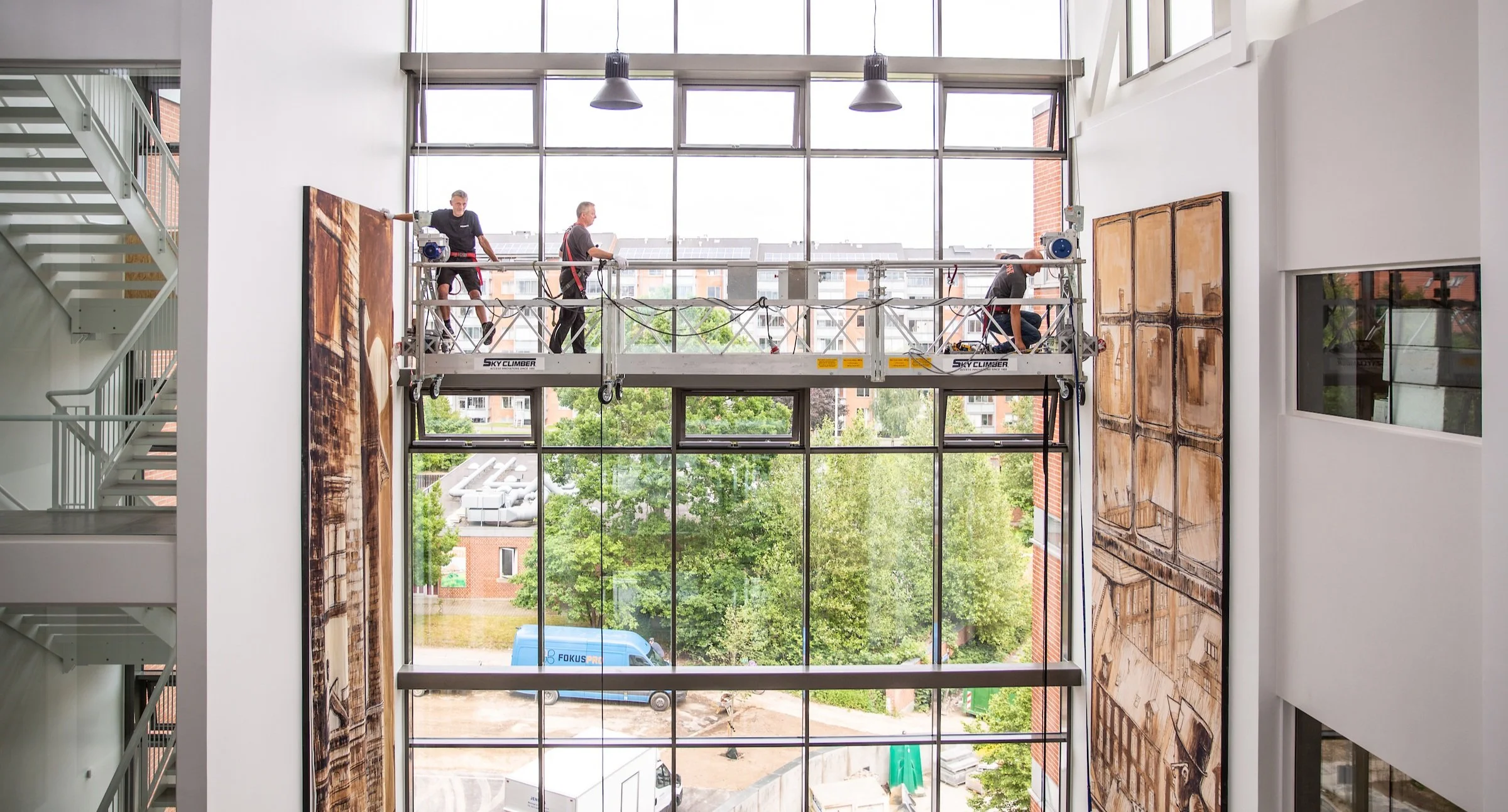 Urban art kunstner CMP one sender kunsten på arbejde hos cowi i Aarhus. Akustik kunst, kunst på arbejde