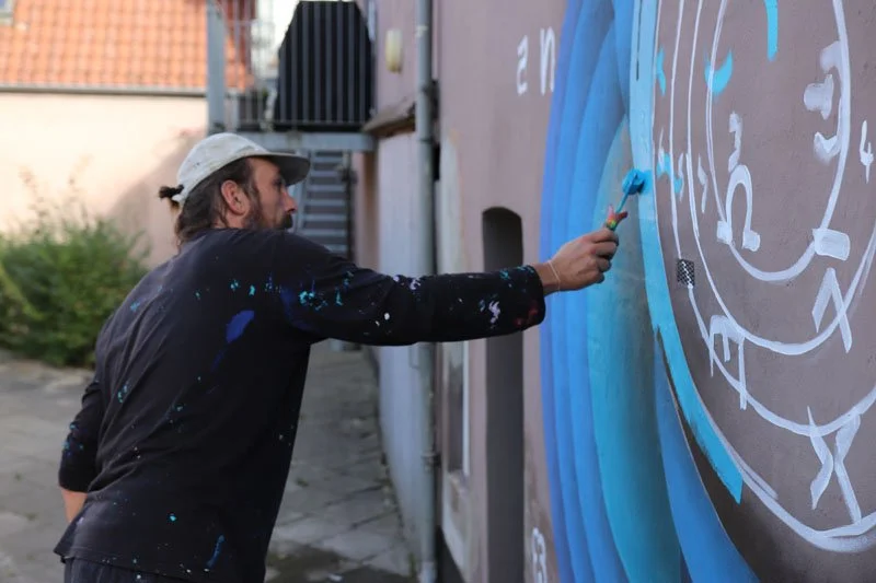 Gavlmaleri af street artist 1010 set fra gaden