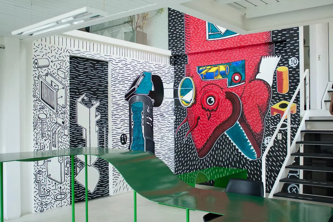 Udsmykning af street art kunstner i virksomhed. kunst på jobbet, kunst på arbejdspladsen