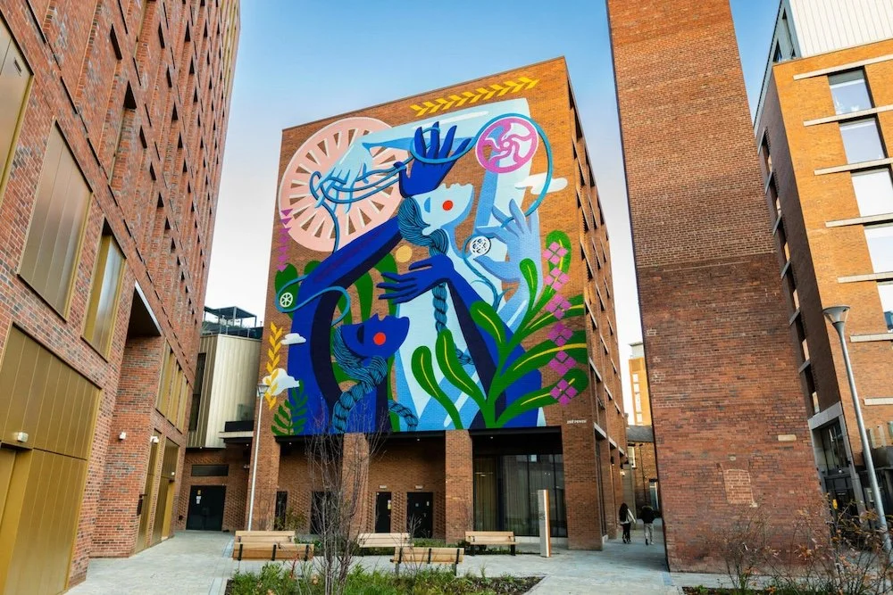 Zoe Power street art kunstner laver kunst i byrummet