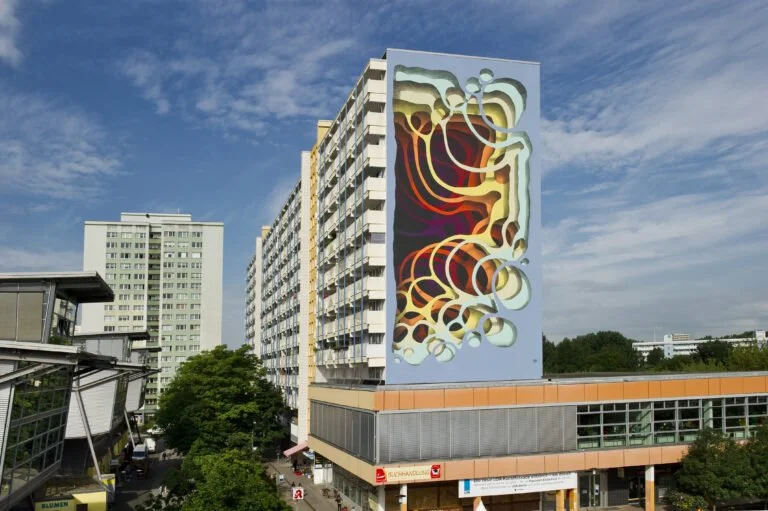 Street art og urban art kunstner laver gavludsmykning i byen