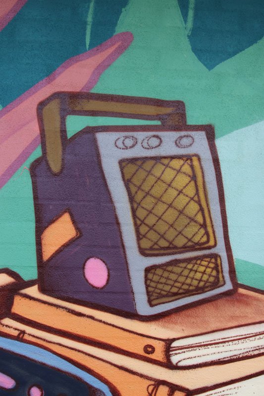 Den spanske street art-kunstner Malakkai har skabt et markant gavlmaleri på stationsbygningen i Hovedgård som del af MÆRK Byens satsning på offentlig kunst.
