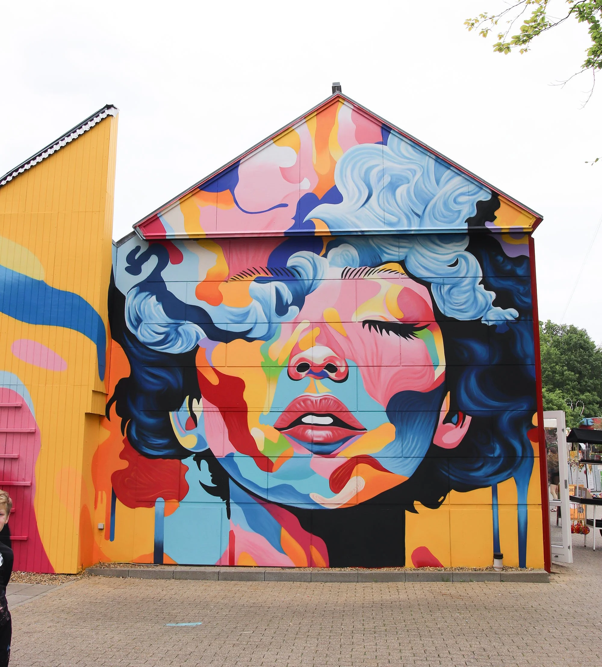 Ice cream girl street art i tivoli friheden. Kunst i forlystelsespark