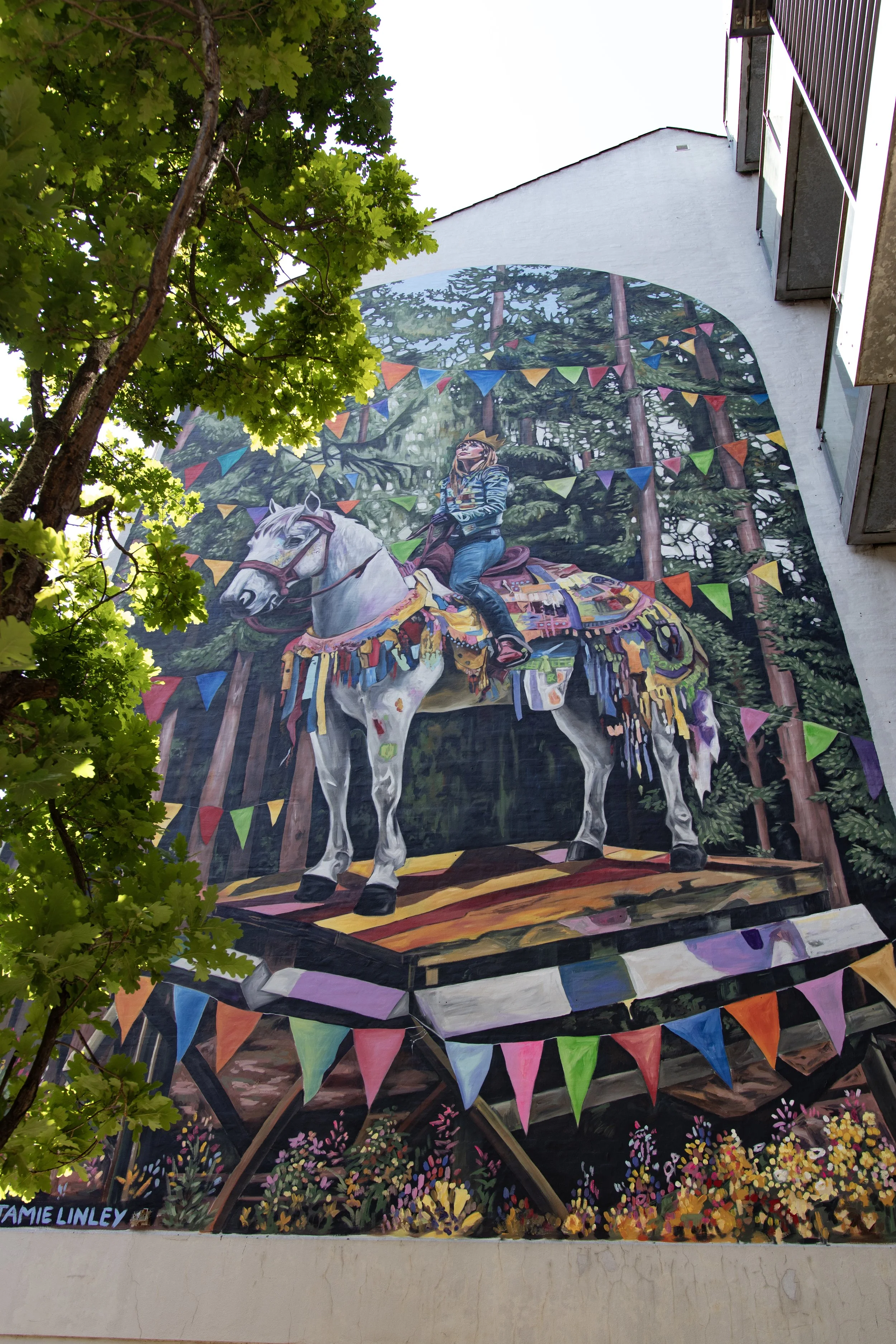 Gavludsmykning set nede fra, kunst i byen