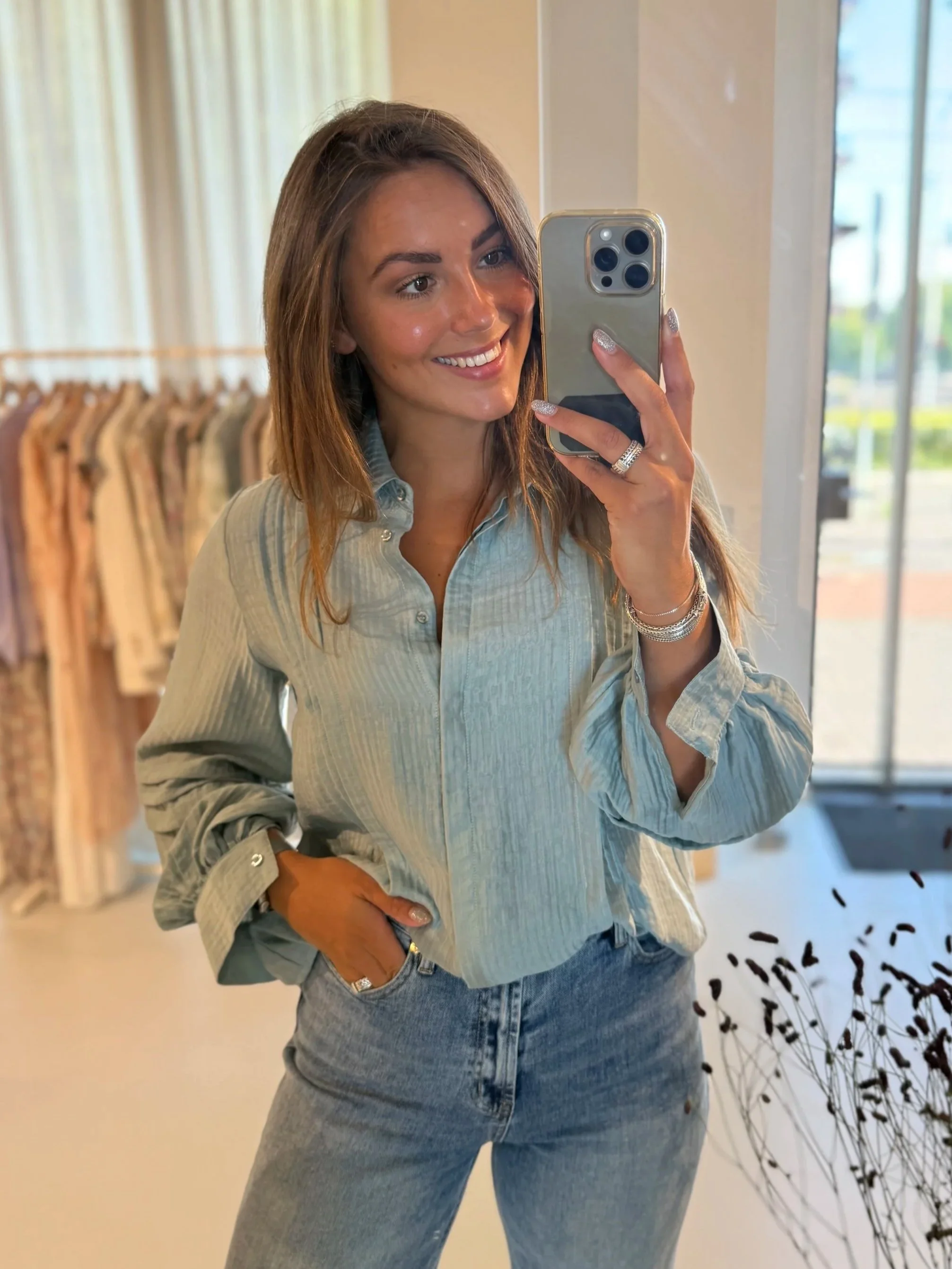 Nova van Eighty draagt kleding van Soft Rebels