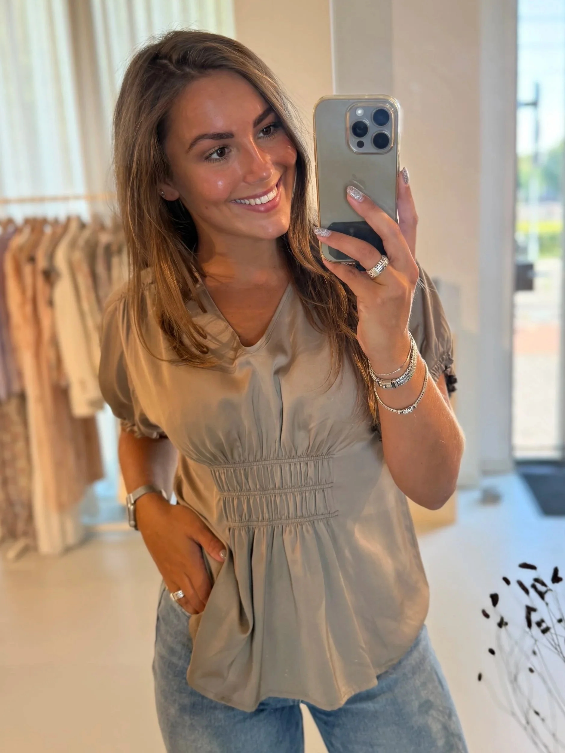 Nova van Eighty draagt kleding van Soft Rebels