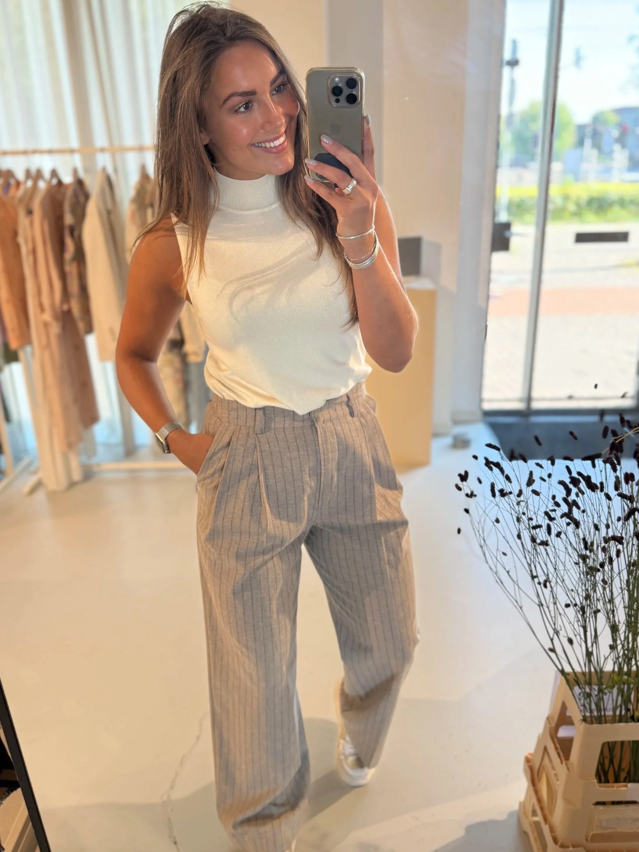 Nova van Eighty draagt kleding van Soft Rebels