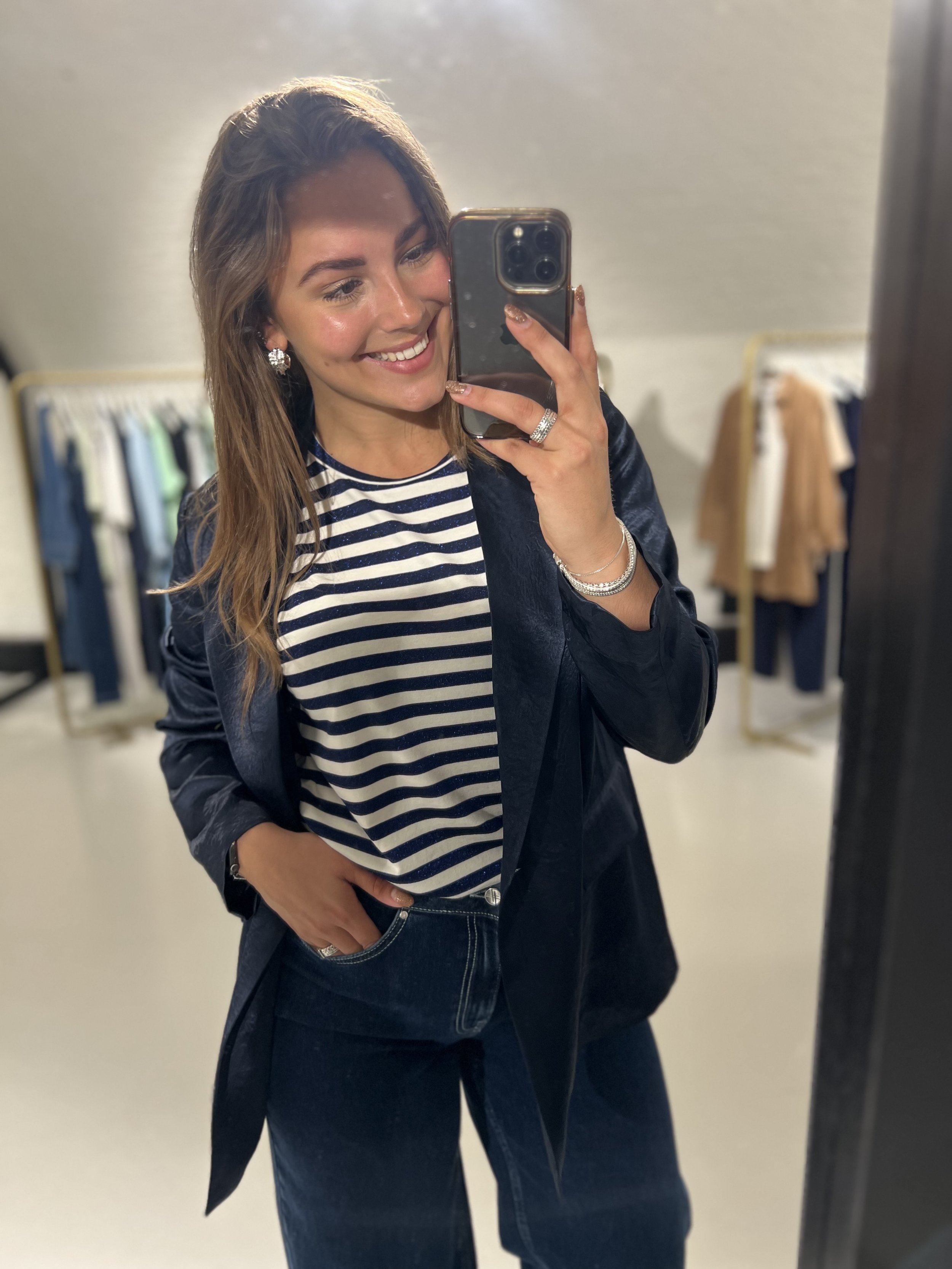 Vrouw draagt kleding van Xandres