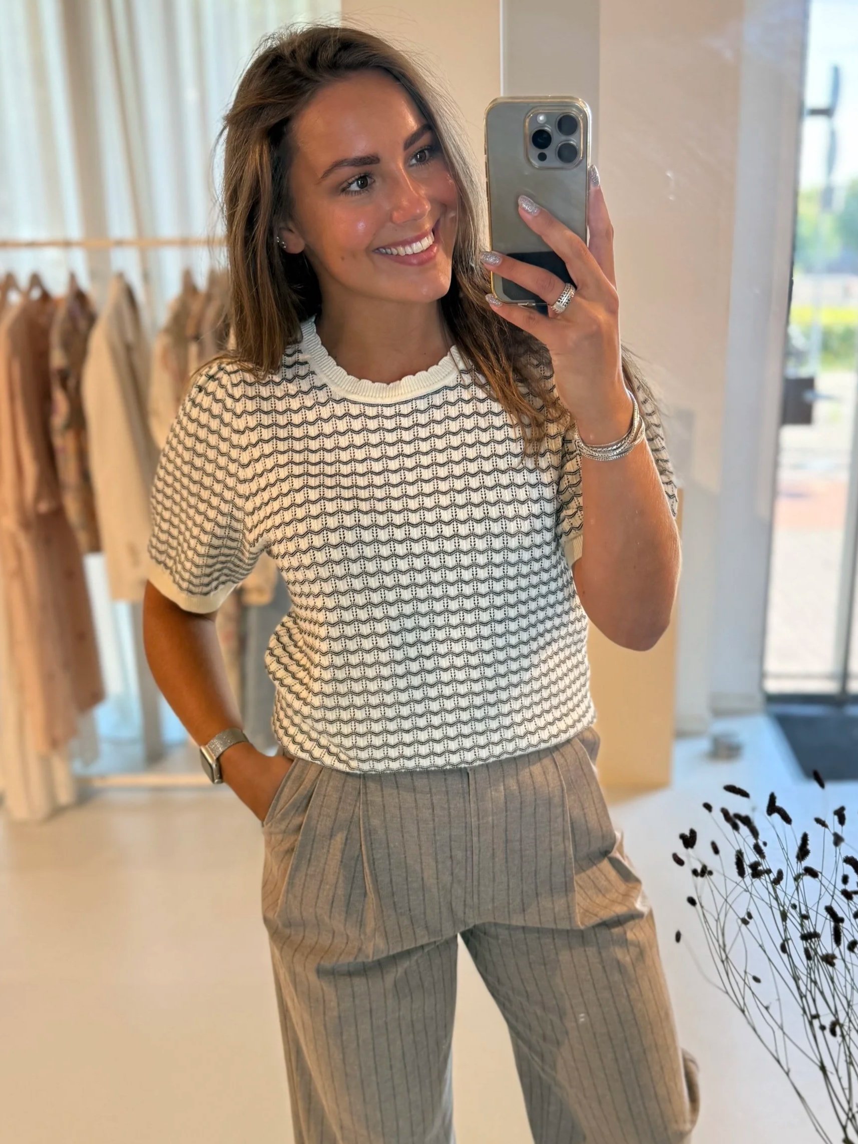 Nova van Eighty draagt kleding van Soft Rebels