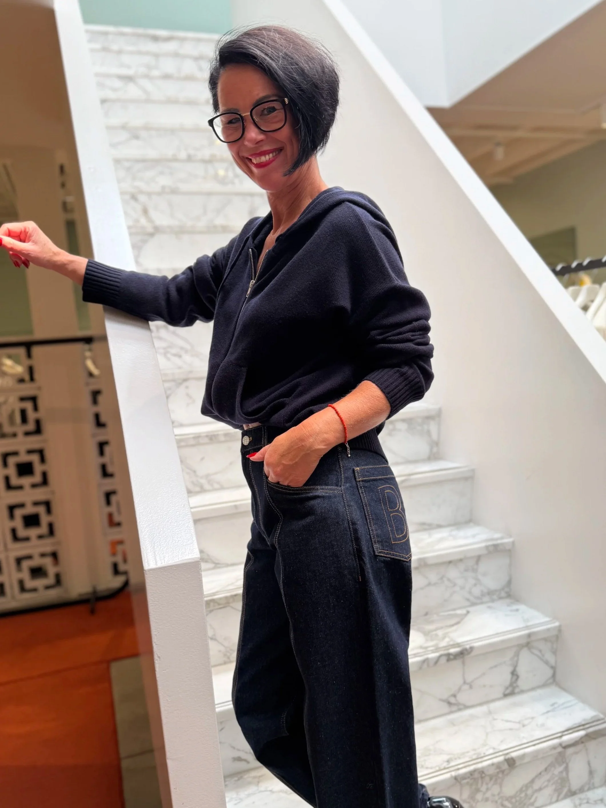 Vrouw draagt kleding van Baum und pgertgarden