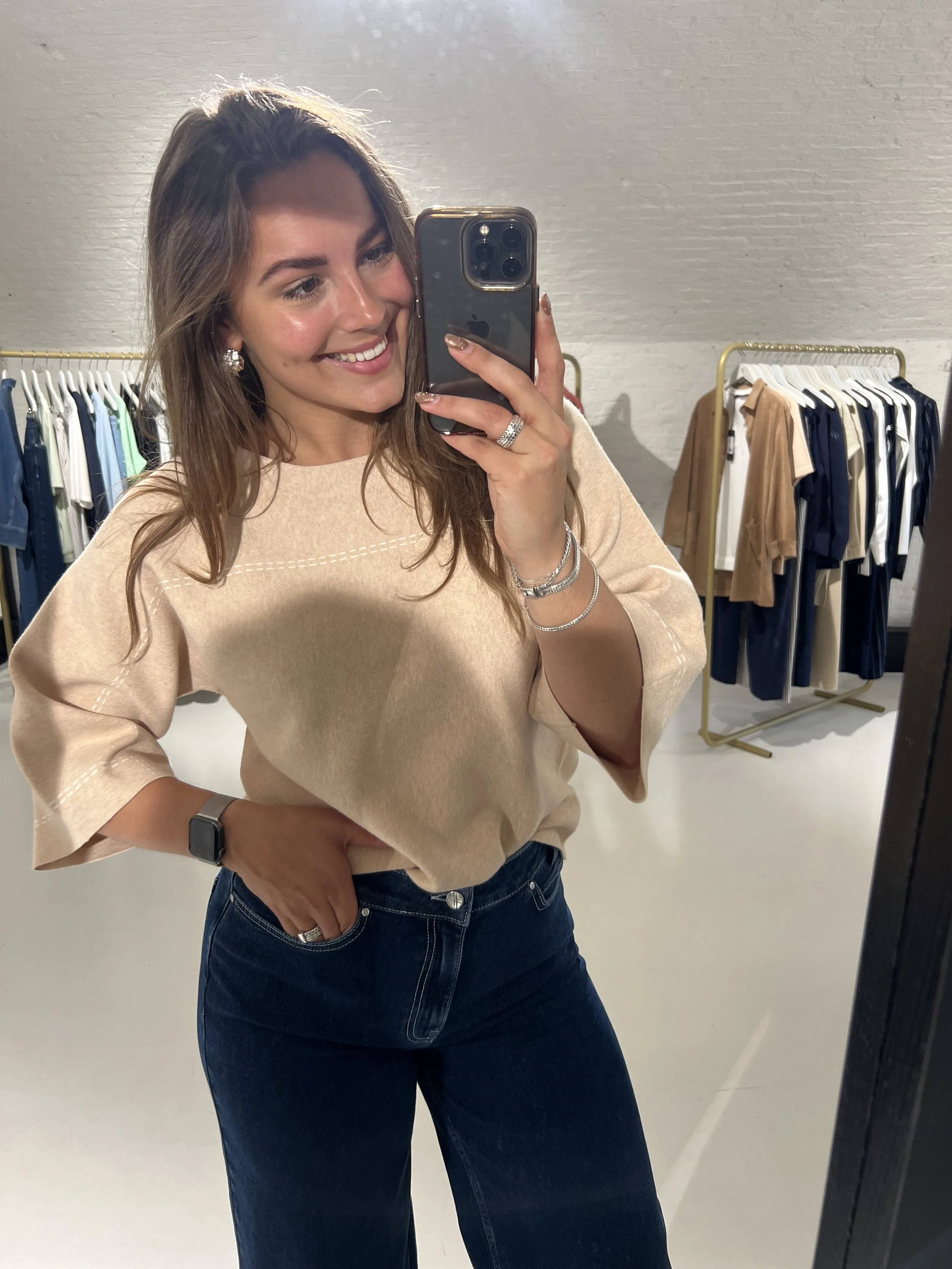 Vrouw draagt kleding van Xandres