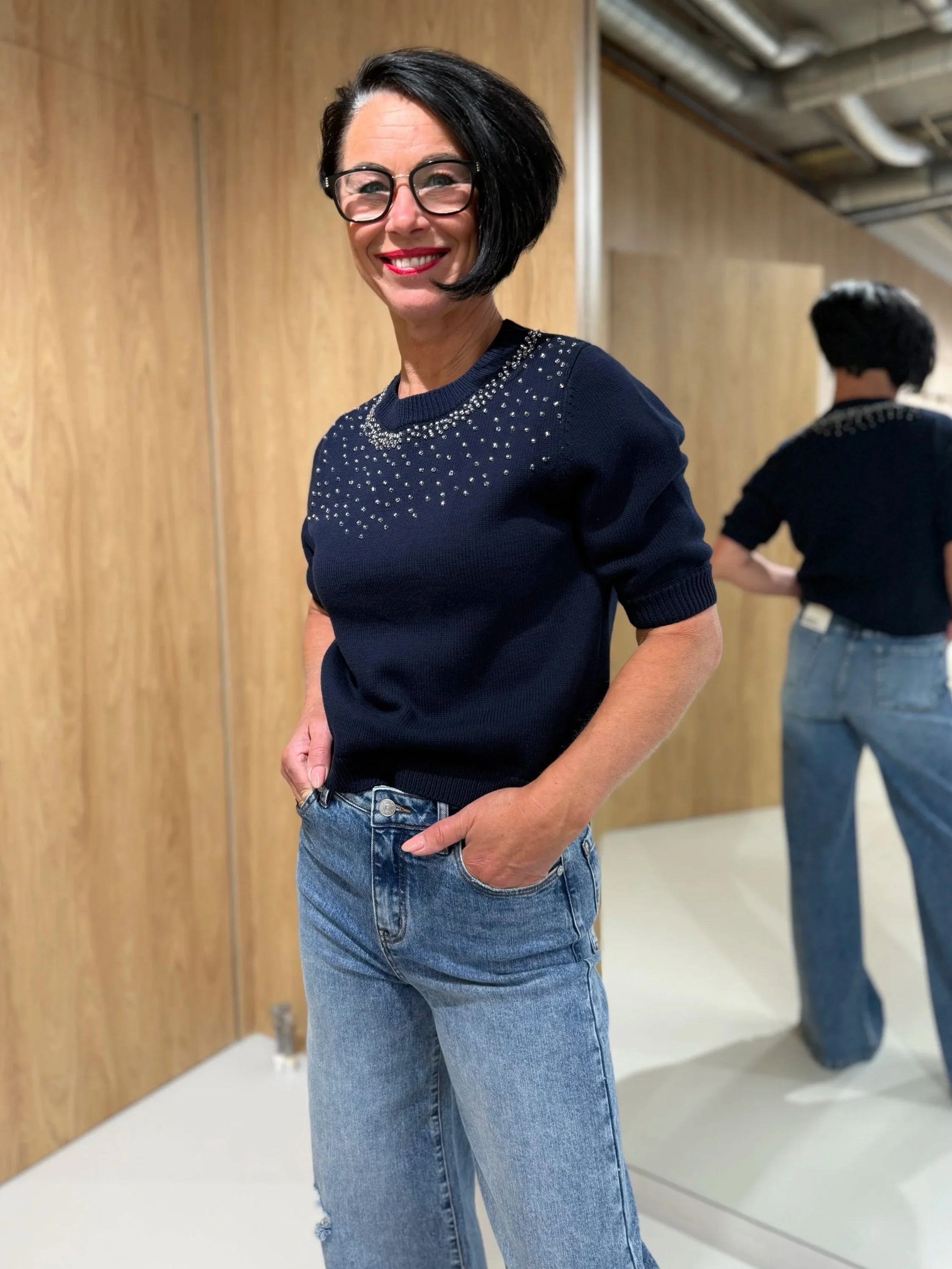 Vrouw van Eighty draagt kleding van Janice