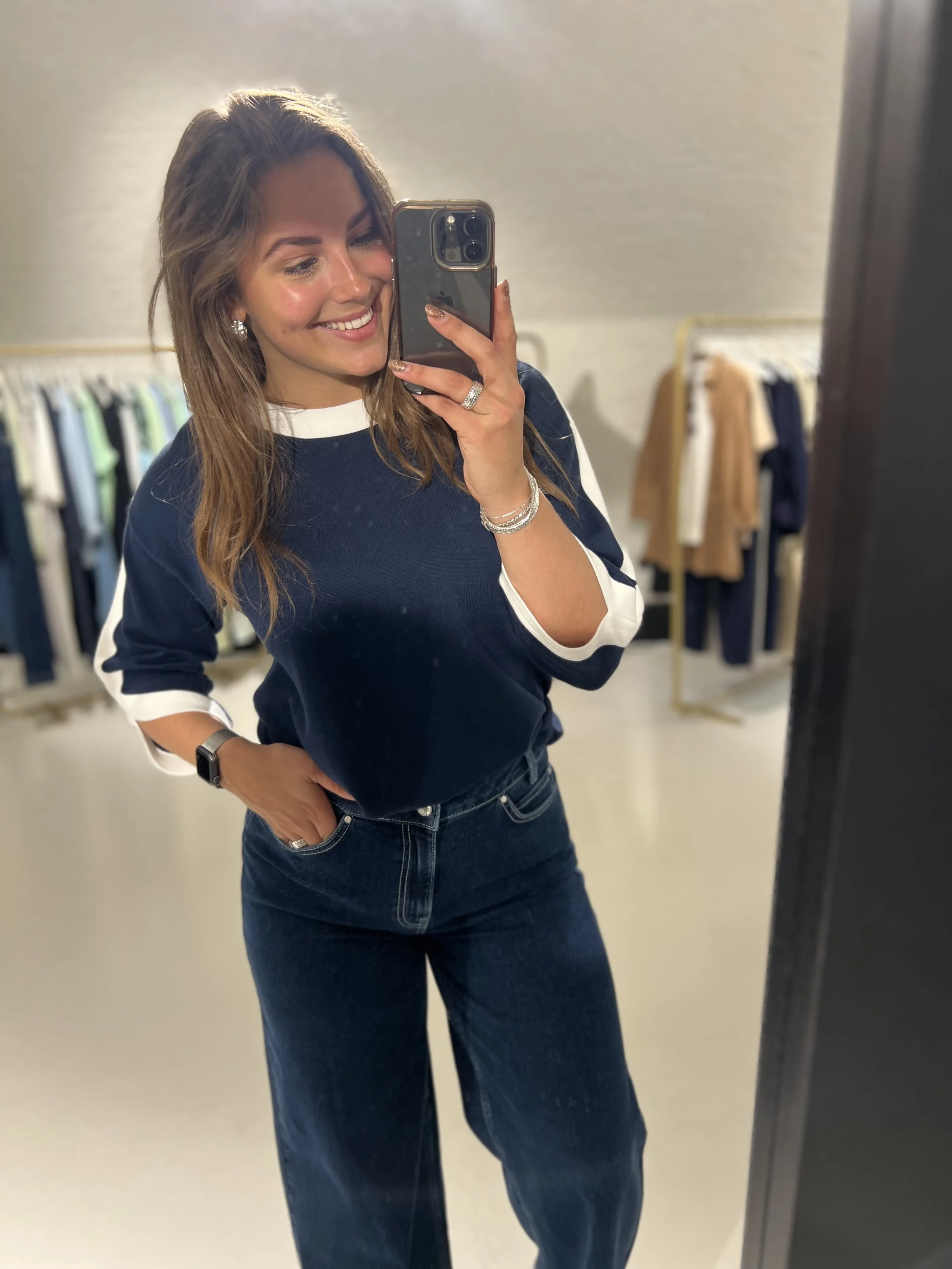 Vrouw draagt kleding van Xandres