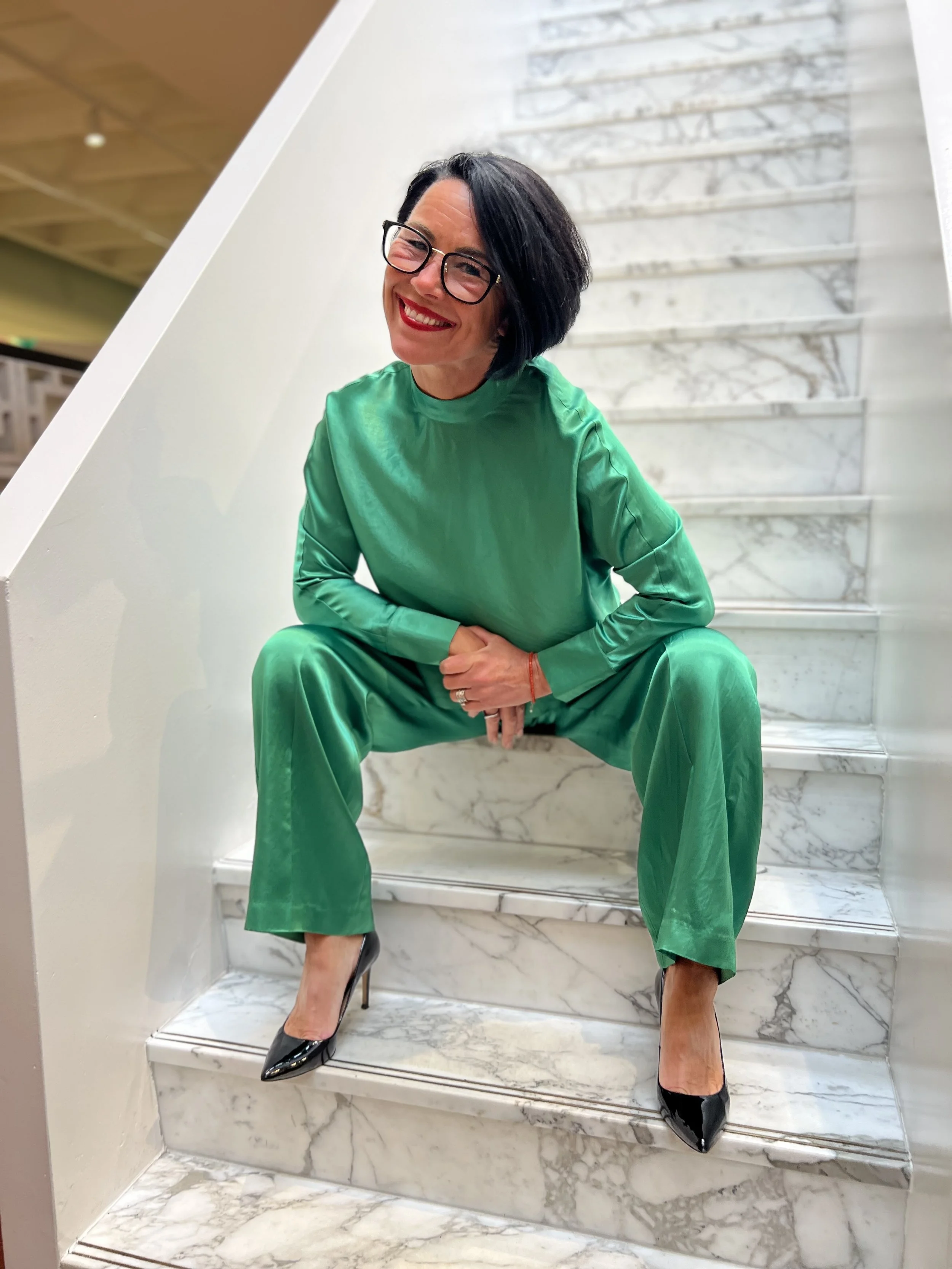 Vrouw draagt kleding van dante6  Jules groen blouse groen Dante 6