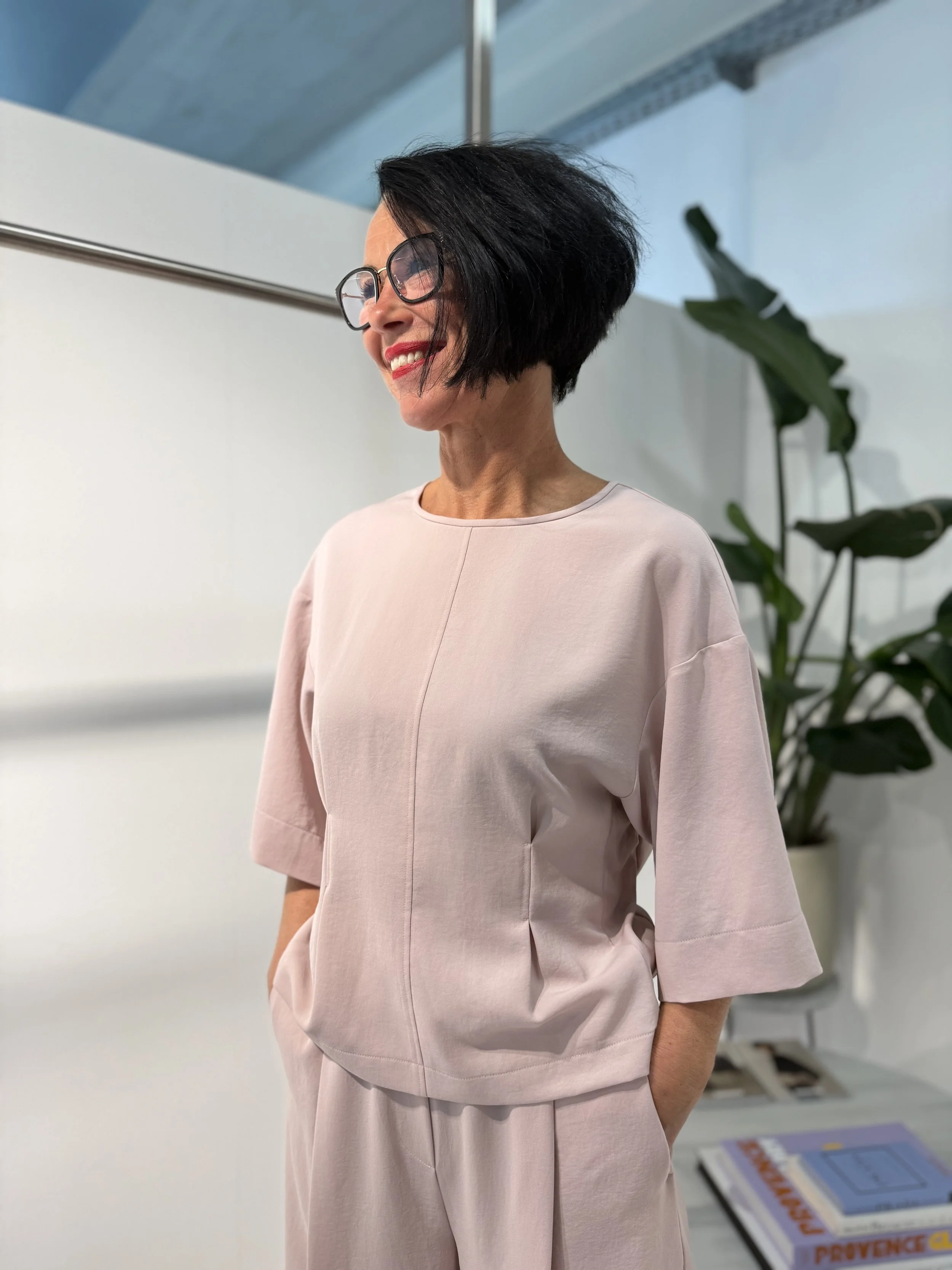 Esther van Eighty draagt kleding van zenggi