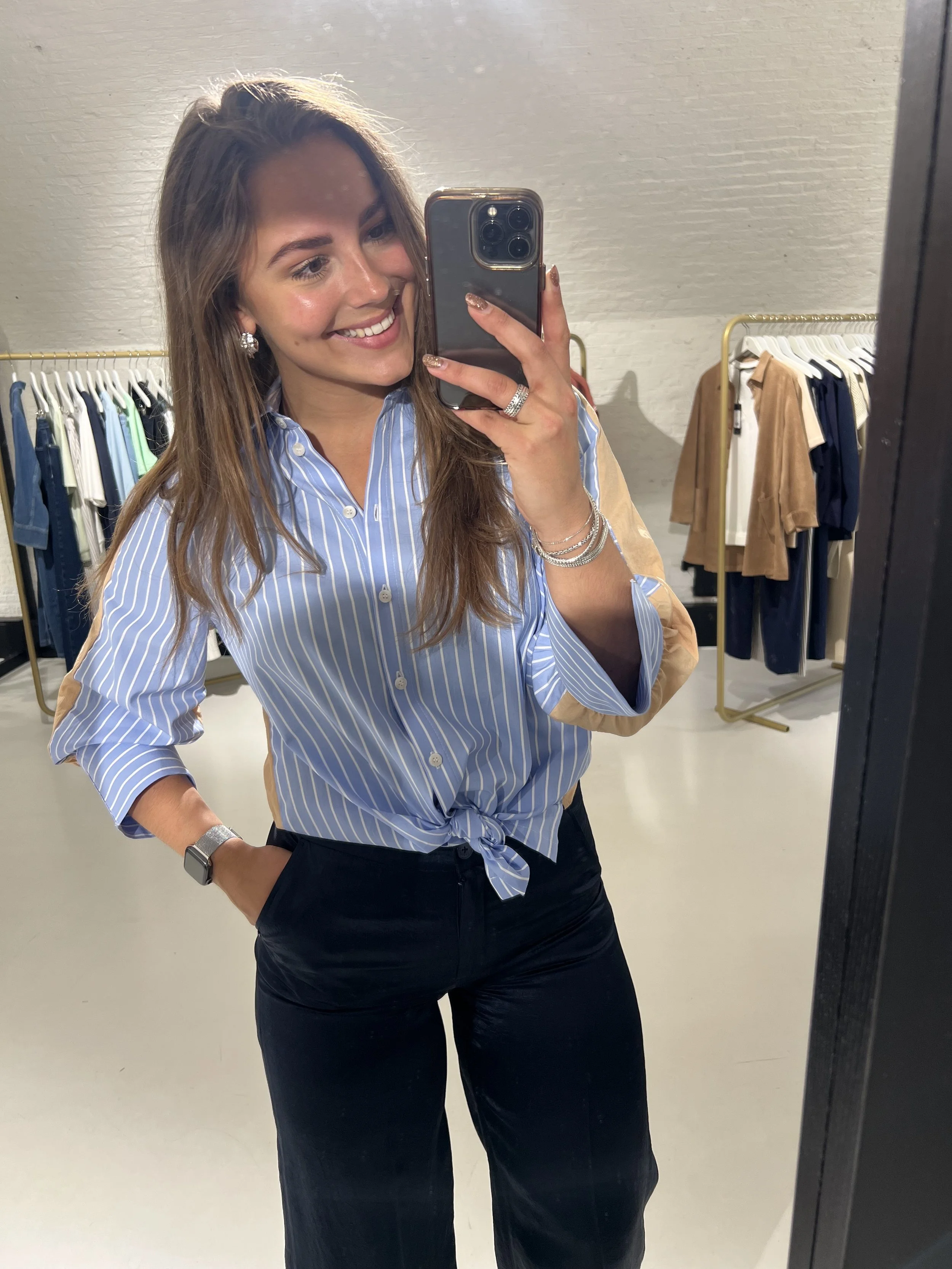 Vrouw draagt kleding van Xandres