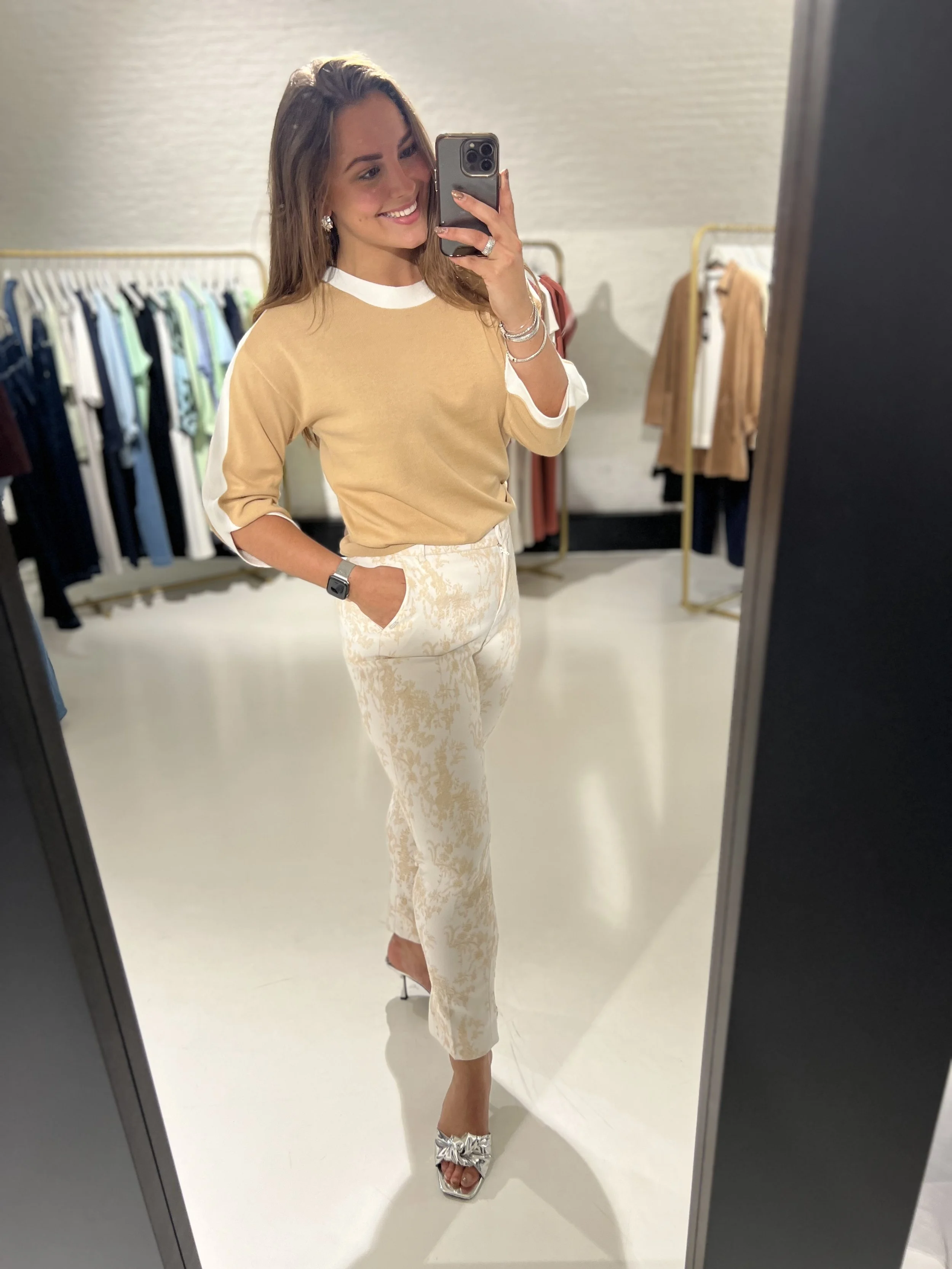 Vrouw draagt kleding van Xandres