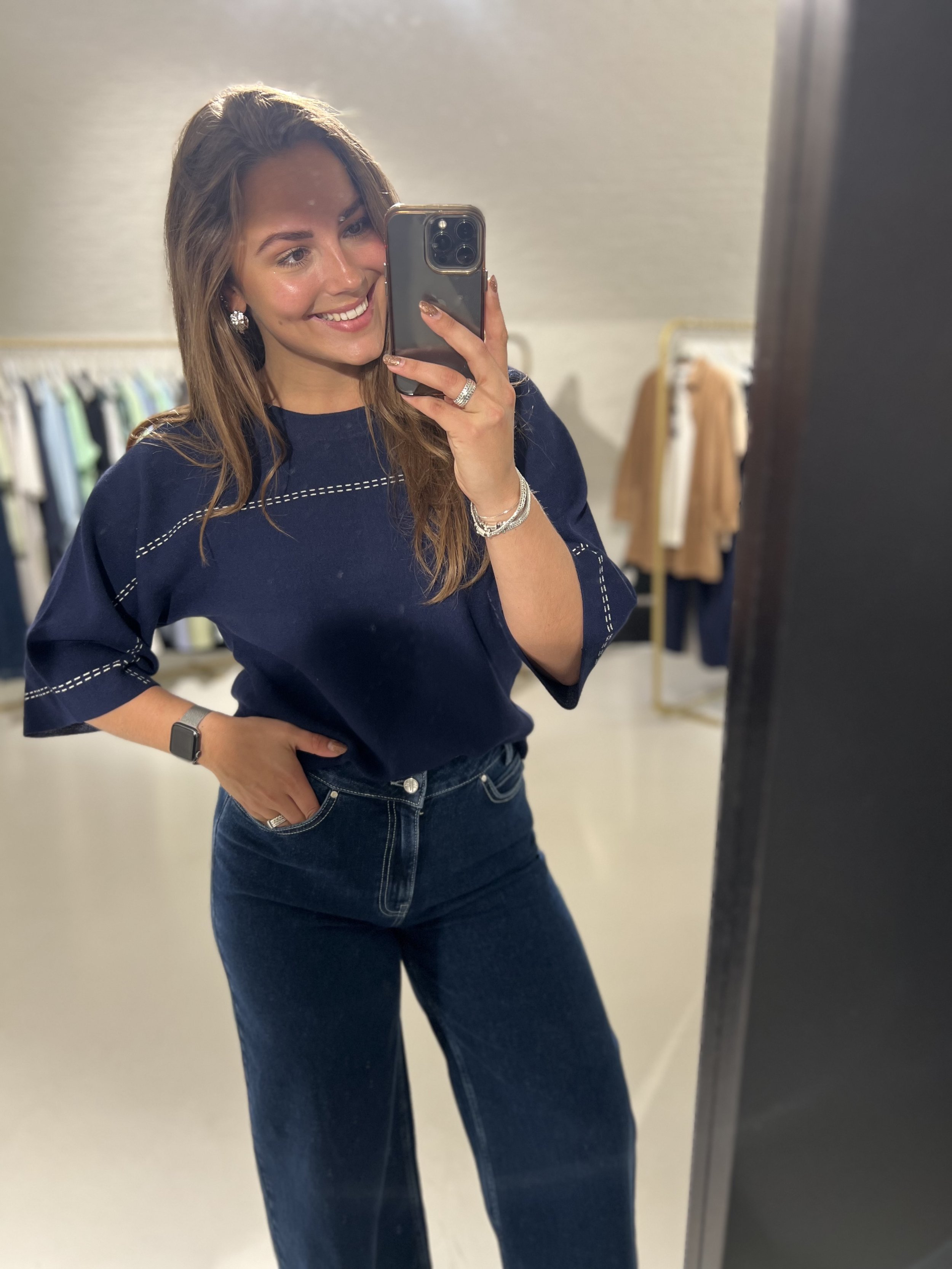 Vrouw draagt kleding van Xandres