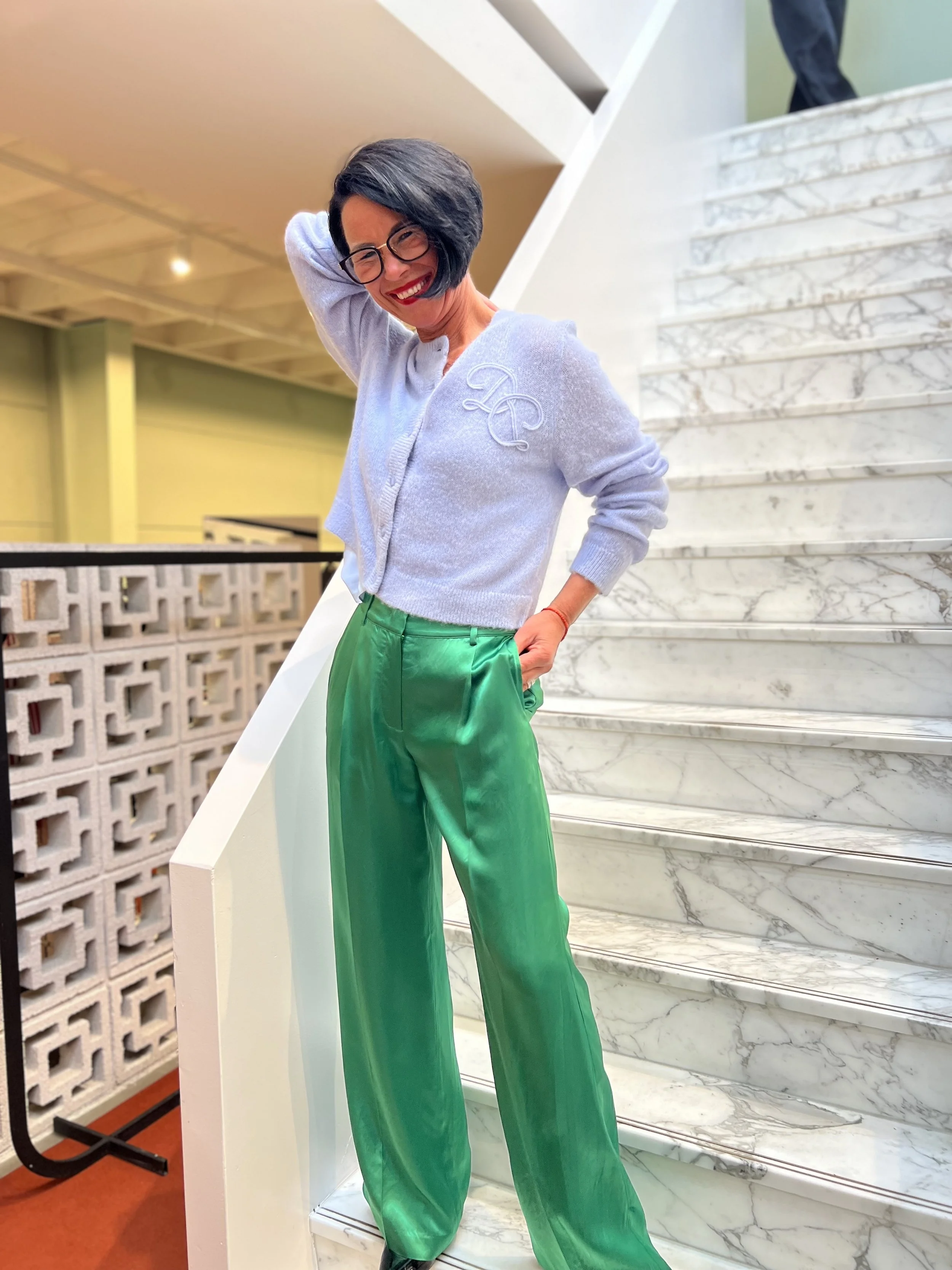 Vrouw draagt kleding van dante6 Jules groen blauw vestje