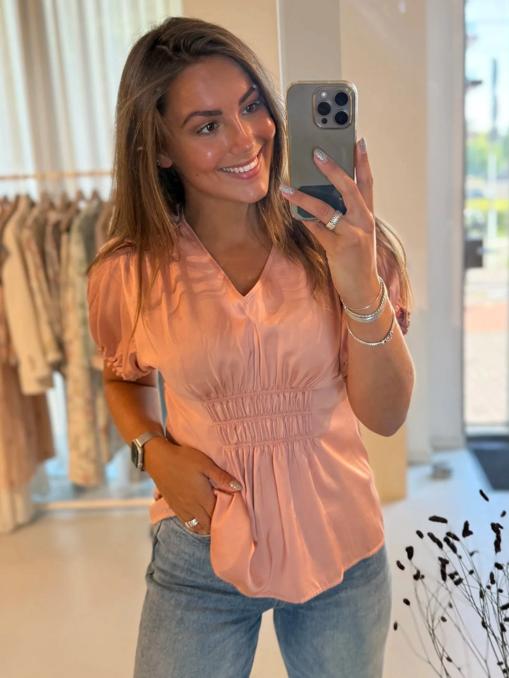 Nova van Eighty draagt kleding van Soft Rebels