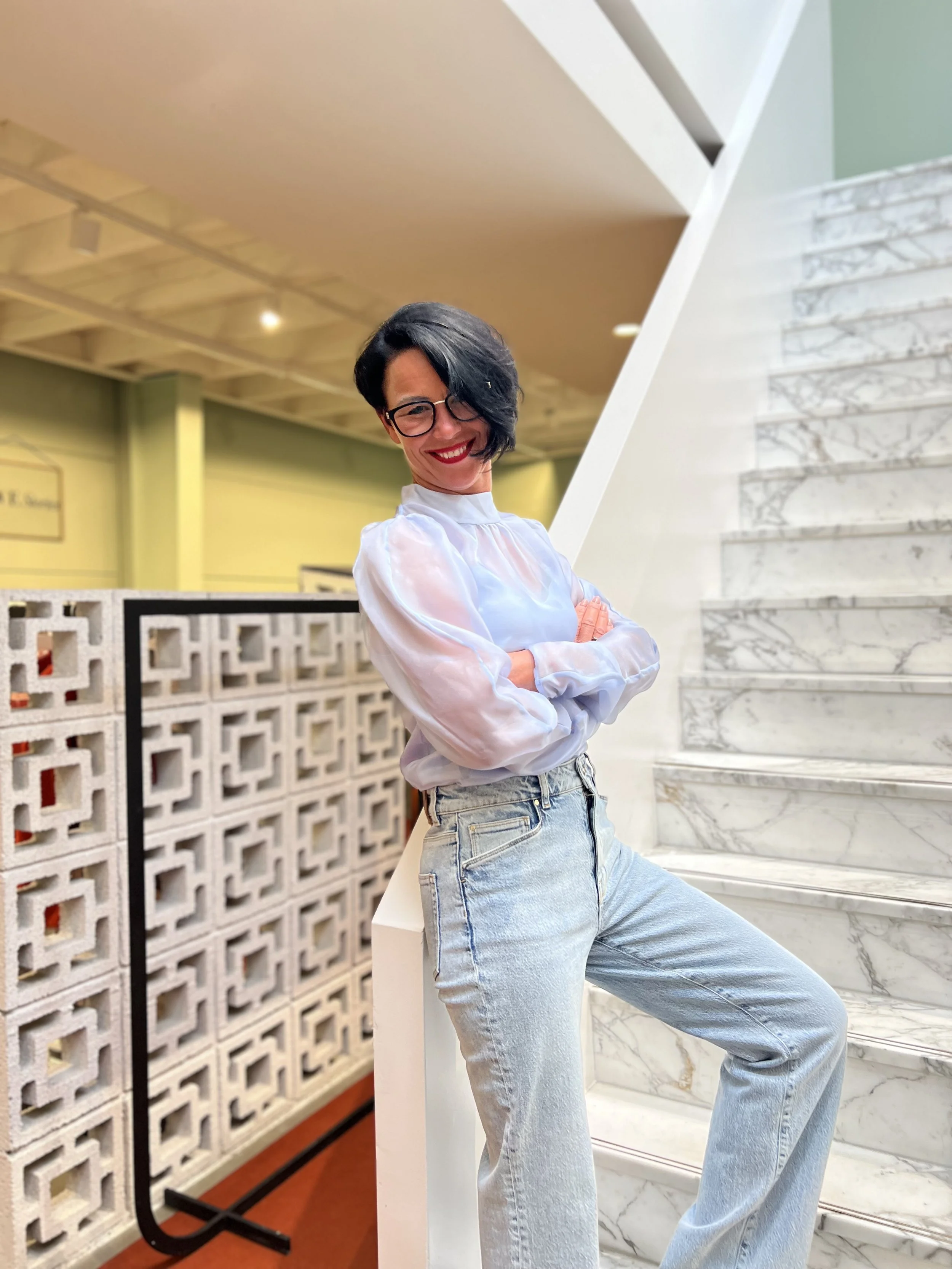 Vrouw draagt kleding van dante6 blauwe blouse