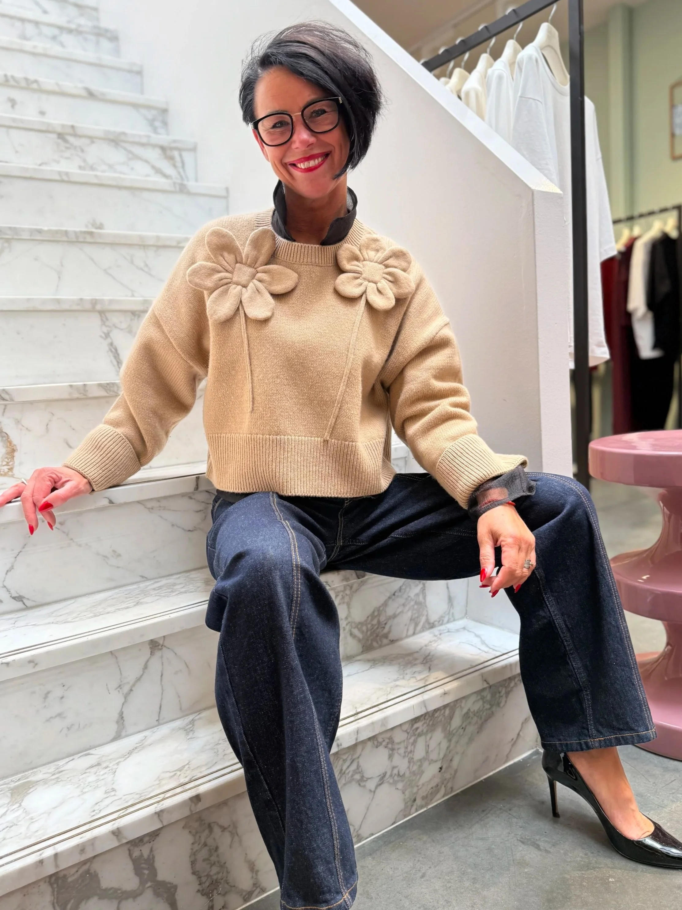 Vrouw draagt kleding van Baum und pgertgarden