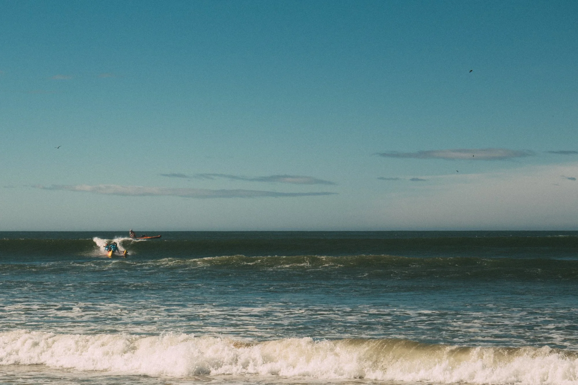 équipage OC4 surf en train de surfer sur une vague