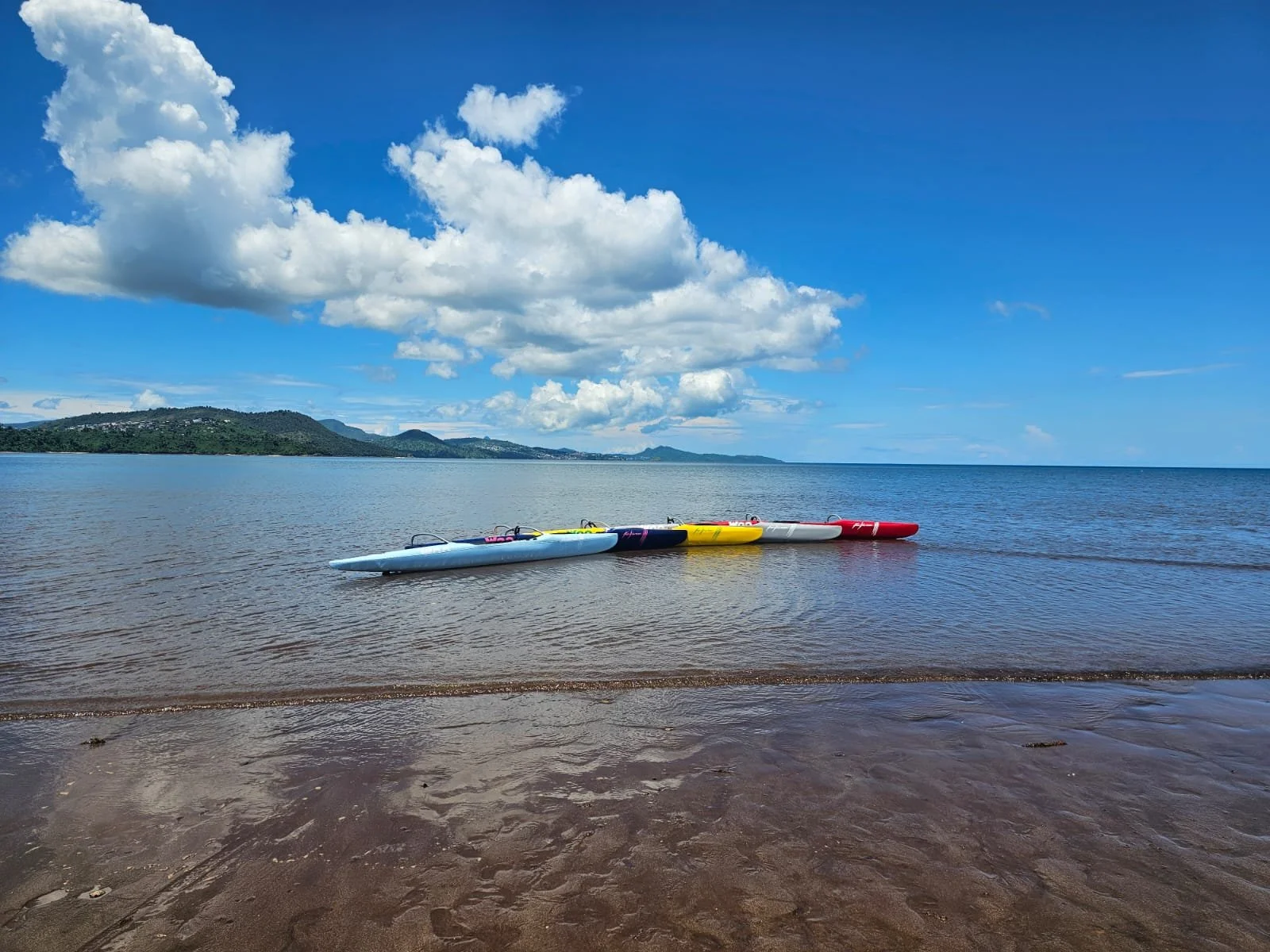5 pirogues hawaïennes de la marque WOO OUTRIGGER sur le lagon à Mayotte