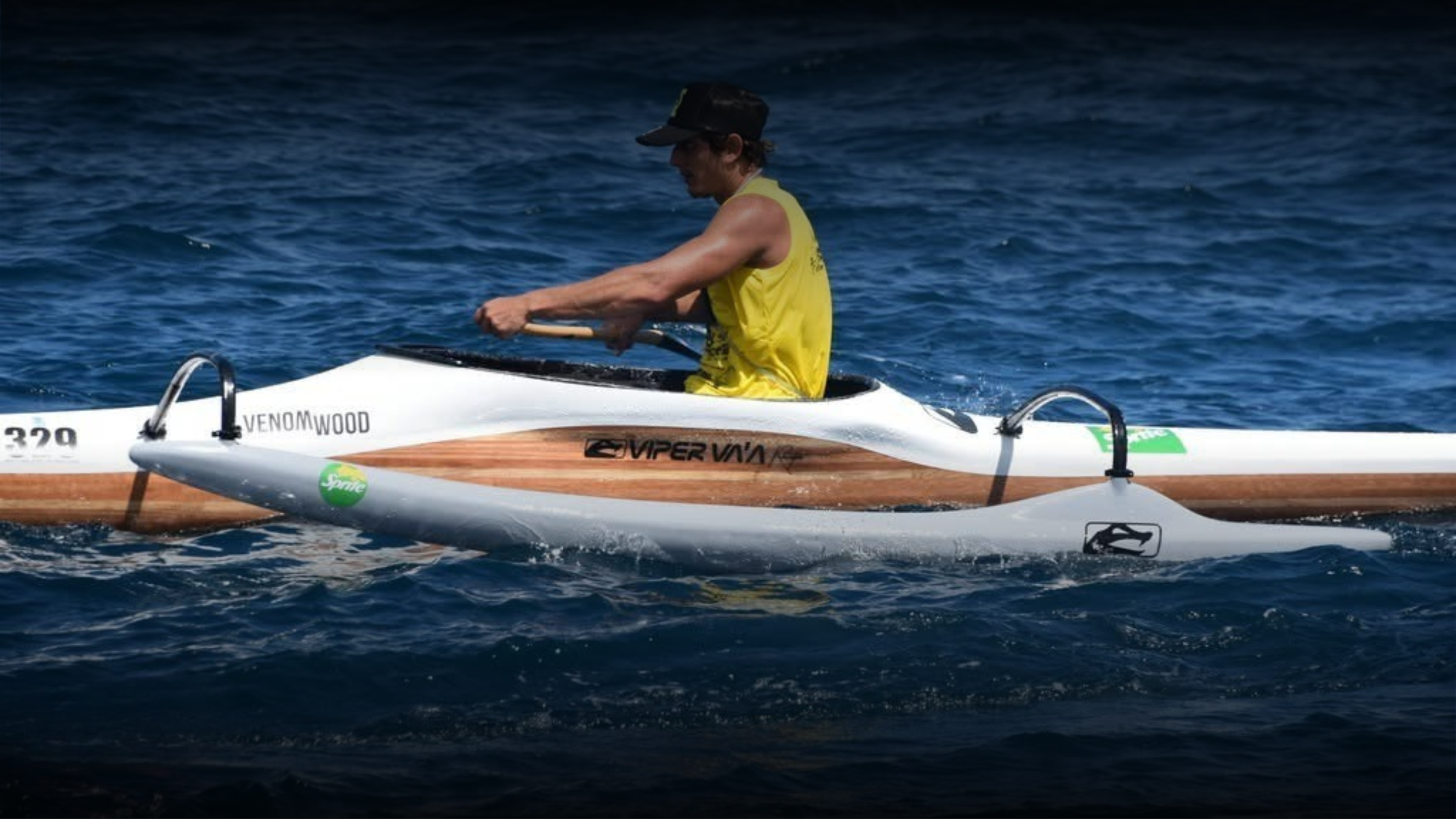 Un homme pagayant dans un canoe sur l'eau.
