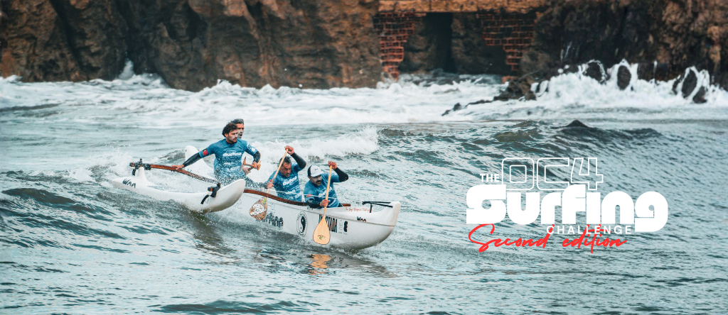 Trois rameur entrain de surfer en pirogue 4 places, avec des vagues en arrière-plan, annonce de la deuxieme edition de l'oC4 surfing Challenge 2026