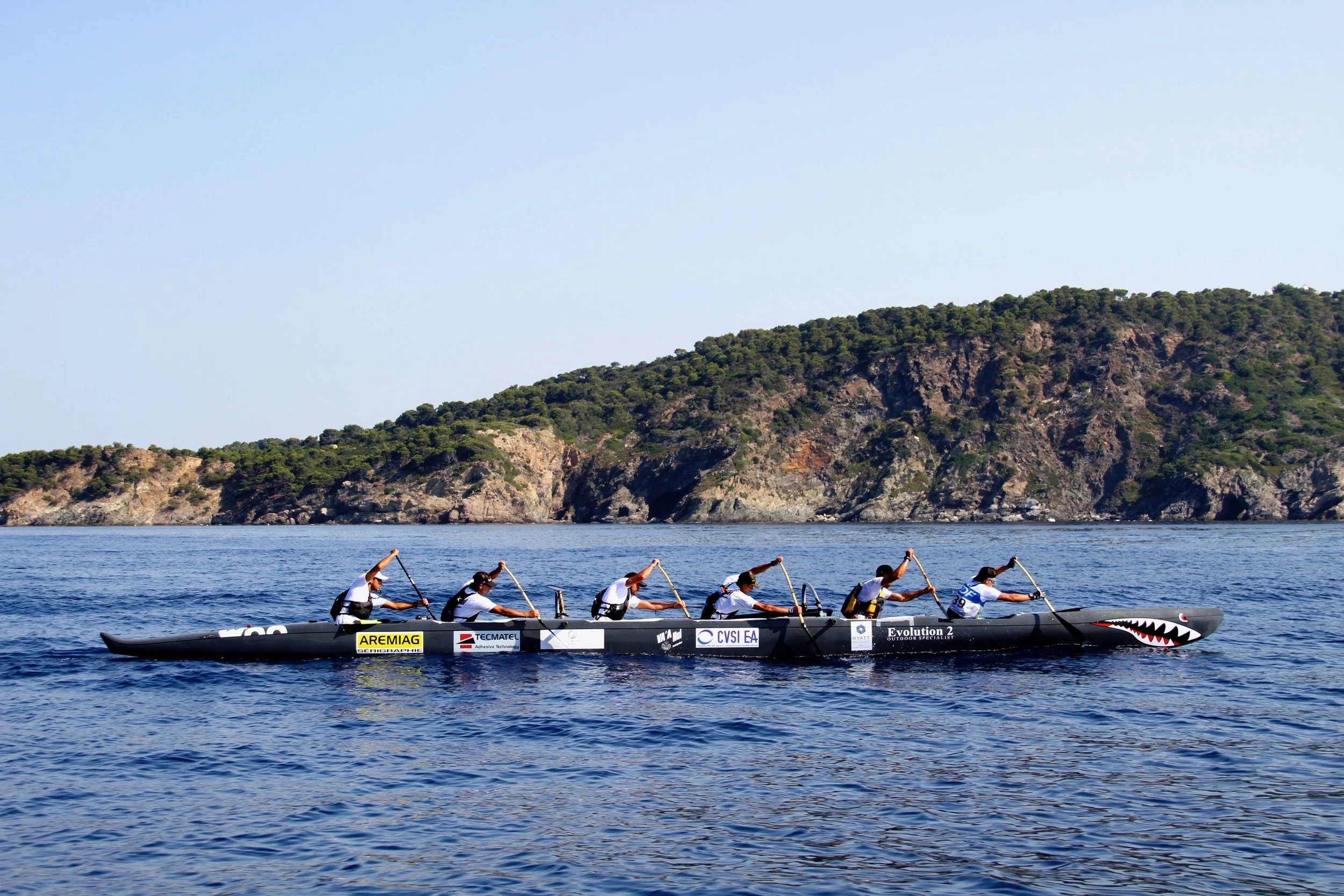 6 rameurs synchronisés rament une V6 pirogue polynésienne WOO outrigger