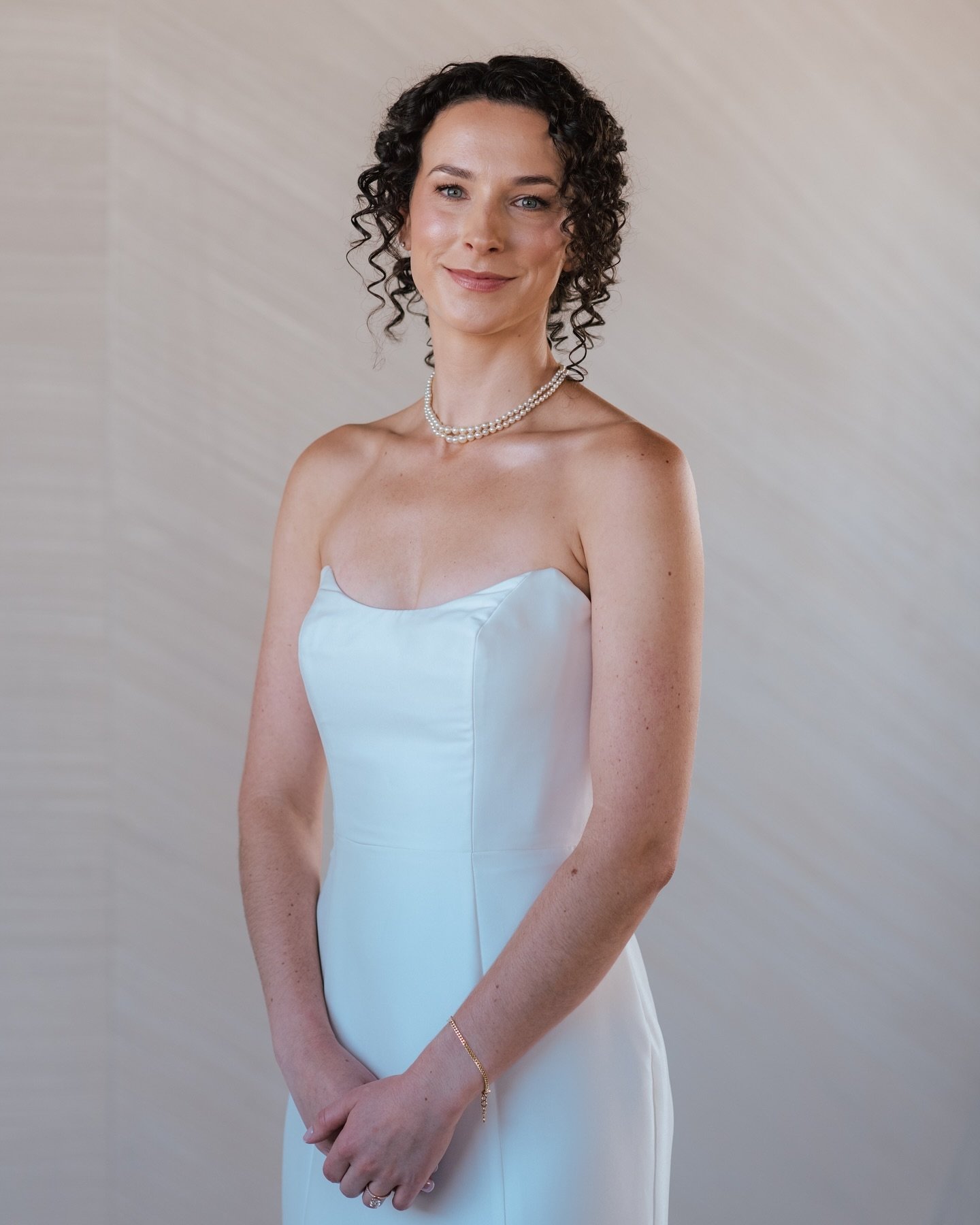 Ethereal bridal perfection ✨🤍 

HAIR Deb
MAKEUP Eliana
@debrapetrielli.team @debpetrielli 
PHOTO @erinhoytphotography 
PLANNING/VENUE @waldenchicago 

Interested in working with Deb &amp; the Pro Team for your wedding, or next event? Send us a messa