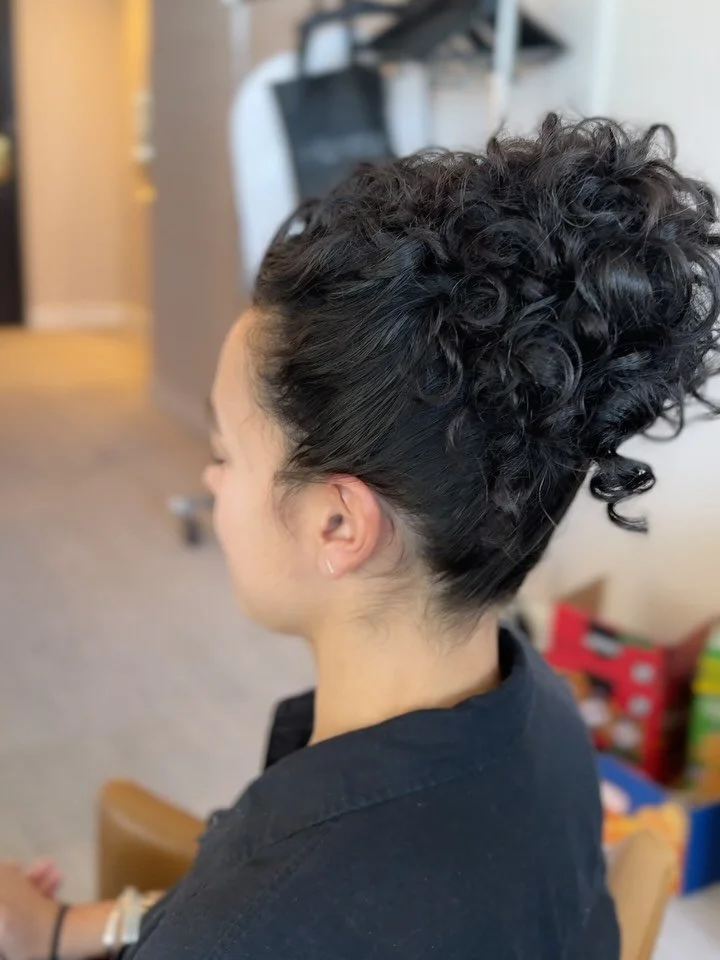 Curly girlies I gotchu 🫶🏼 

She wanted it to look like an elevated version of when and throws her hair up high &mdash; how&rsquo;d I do?

HAIR Deb 
@debrapetrielli.team
MAKEUP @joannabartistry 

Interested in working with Deb &amp; the Pro Team for