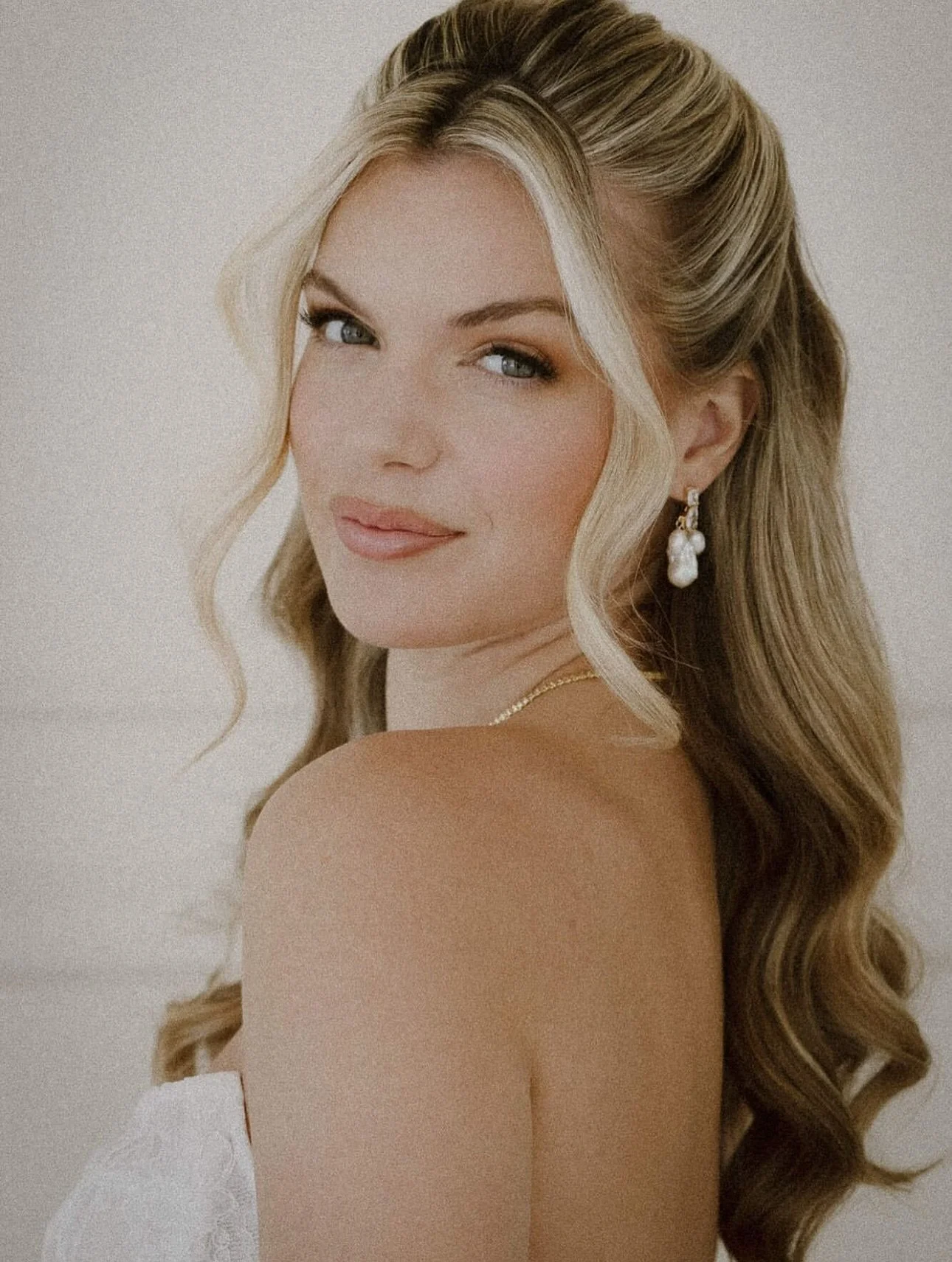 Modern bridal glam perfection ✨ 
HAIR Deb 
MAKEUP Laura
@debrapetrielli.team 
PHOTO @saramyersphotography 
MODEL @amandag 
FOR @untamedpetals 
Interested in working with Deb & the Pro Team for your wedding, event, or photo/video project? Send u