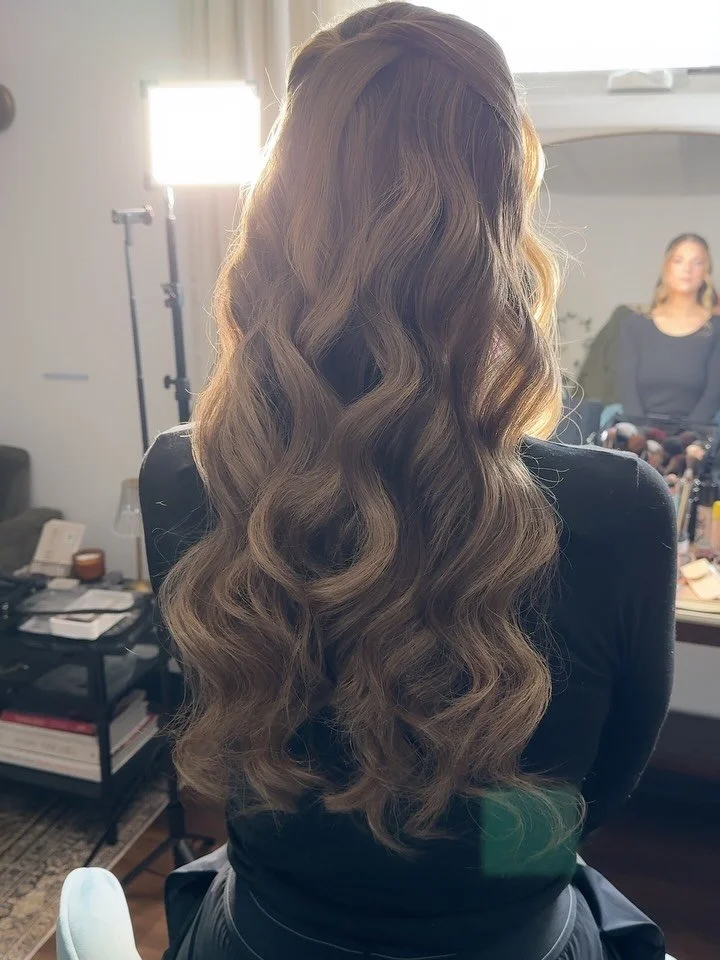 BRIDES now trending: effortless glammy waves &amp; lifted half up 🤍✨ 

HAIR Deb 
@debrapetrielli.team 

Interested in working with Deb &amp; the Pro Team for your wedding, event, or photo/video project? Send us a message; let&rsquo;s chat. 

// #chi
