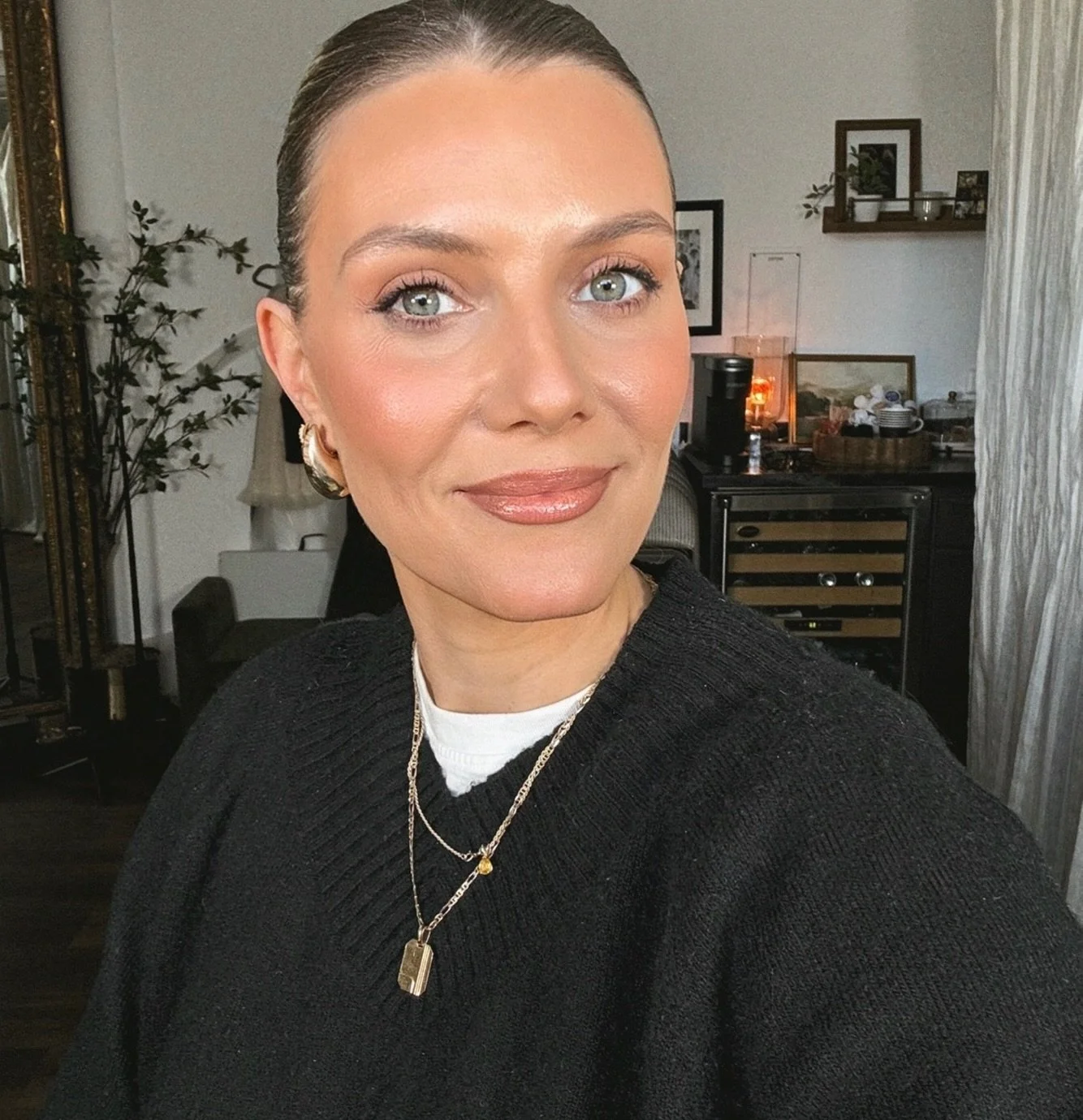 First day back at the studio after vacation; head spa &amp; mini makeup lesson with @c.a.s_candles 🤍 Post vacay glow thanks to @beautybyearth bc you know my face was slathered in SPF and covered by a hat and sunglasses 25/8. 😎