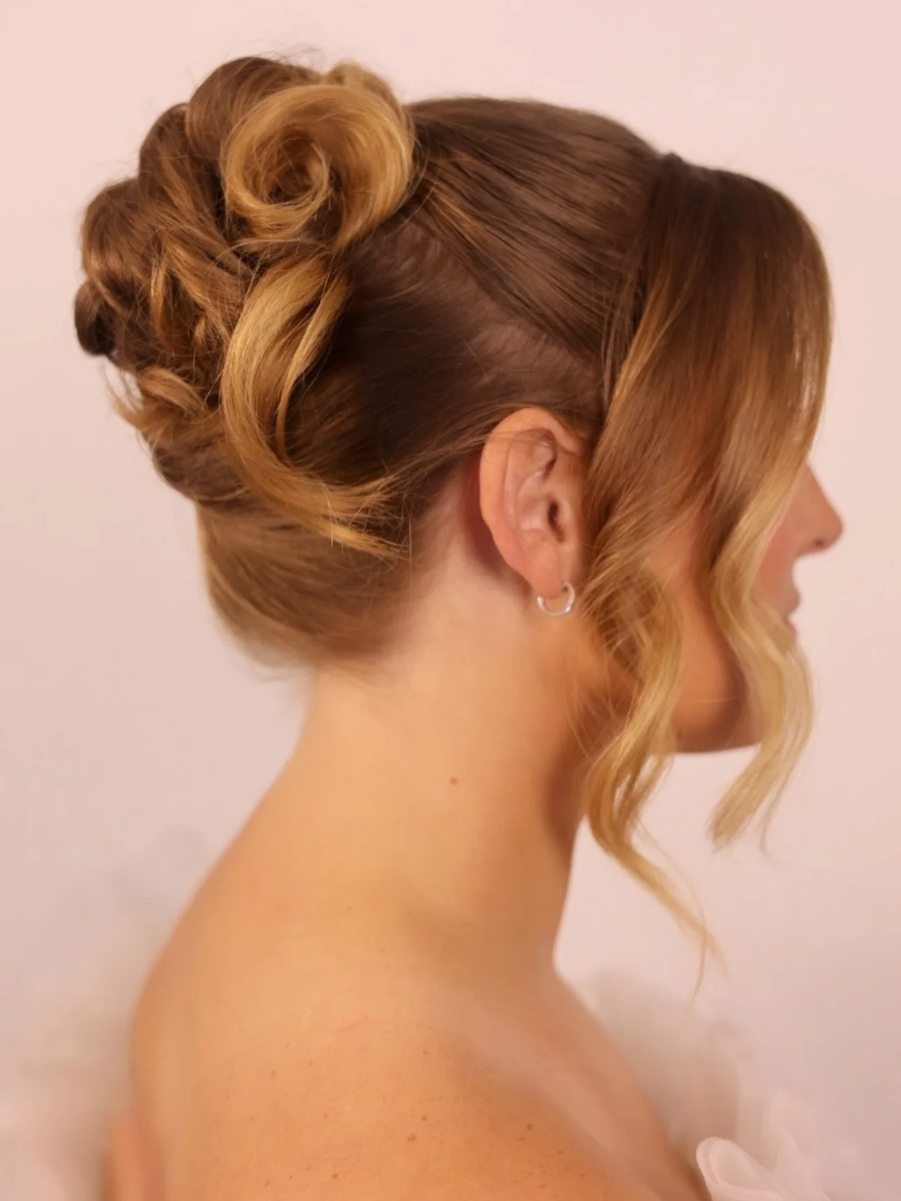 Whether it&rsquo;s more effortless and undone, polished and has more shape to it, or transitions easily from a half up style to this in between polished and tousled look &mdash; I&rsquo;ll never be over the piled high updo 🤌🏼