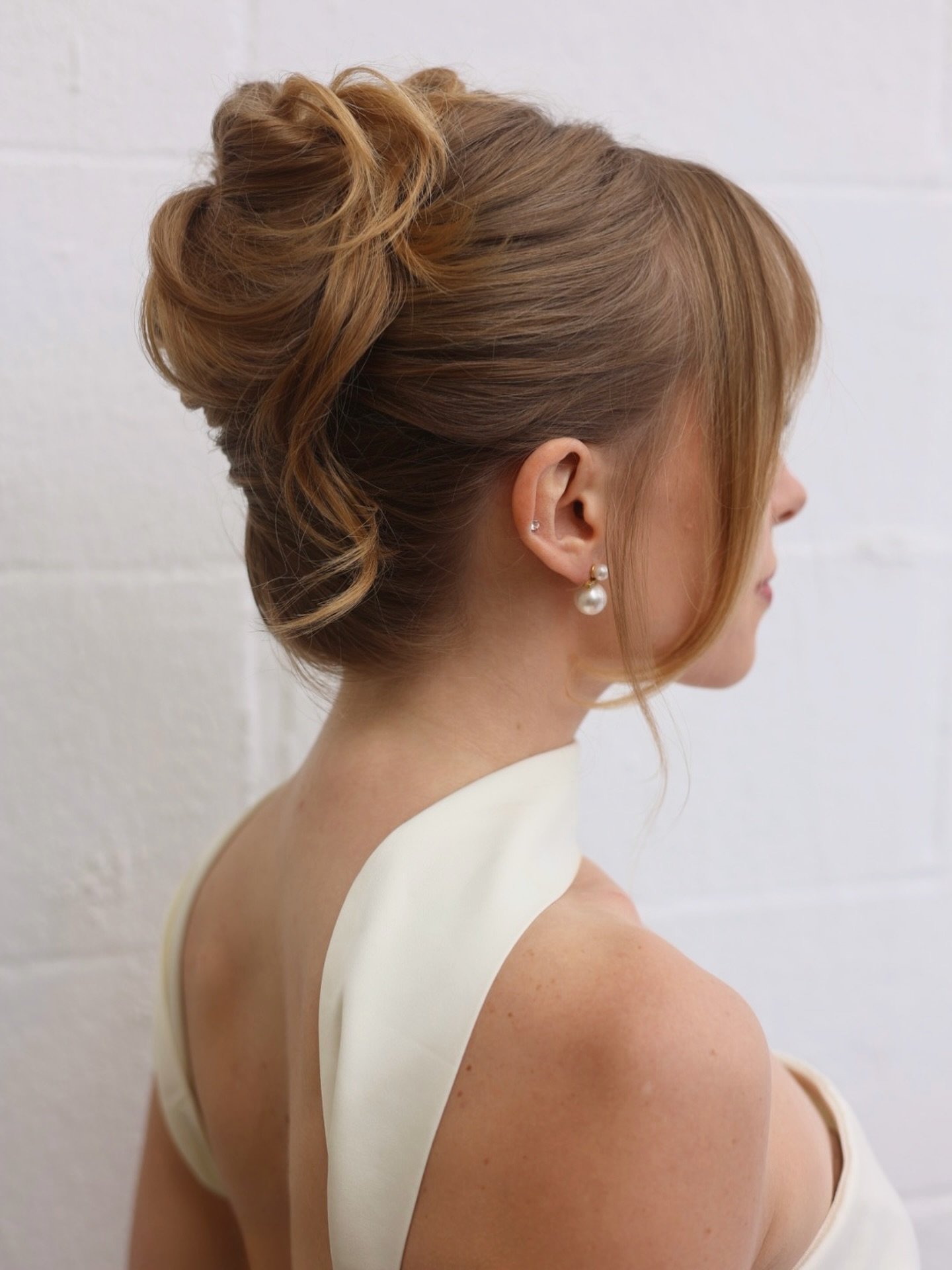 Lots of love for this one yesterday 🤍

Hair by me @debpetrielli @debrapetrielli.team

#bridalhairstylist #chicagohairstylist #bridalspecialist #destinationartist